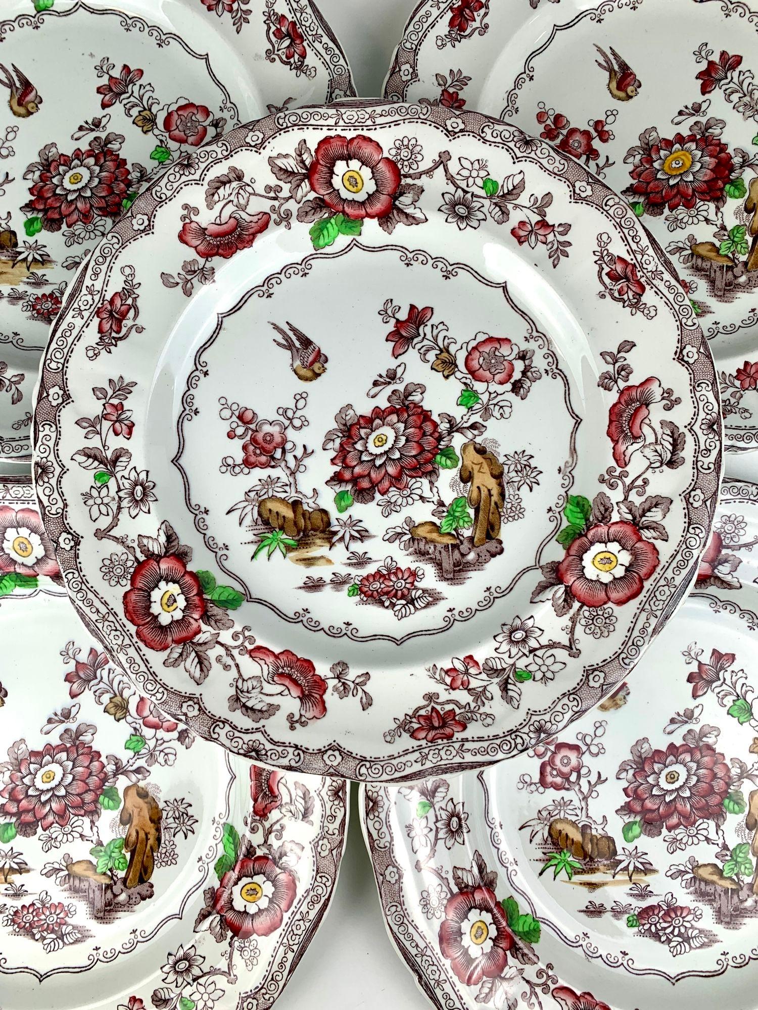 Este juego de una docena de platos de cena victorianos se fabricó en Staffordshire, Inglaterra, hacia 1870.
Los platos son bonitos y grandes, miden 25 cm de diámetro.
En el centro, cada plato muestra un pájaro cantor en vuelo sobre flores