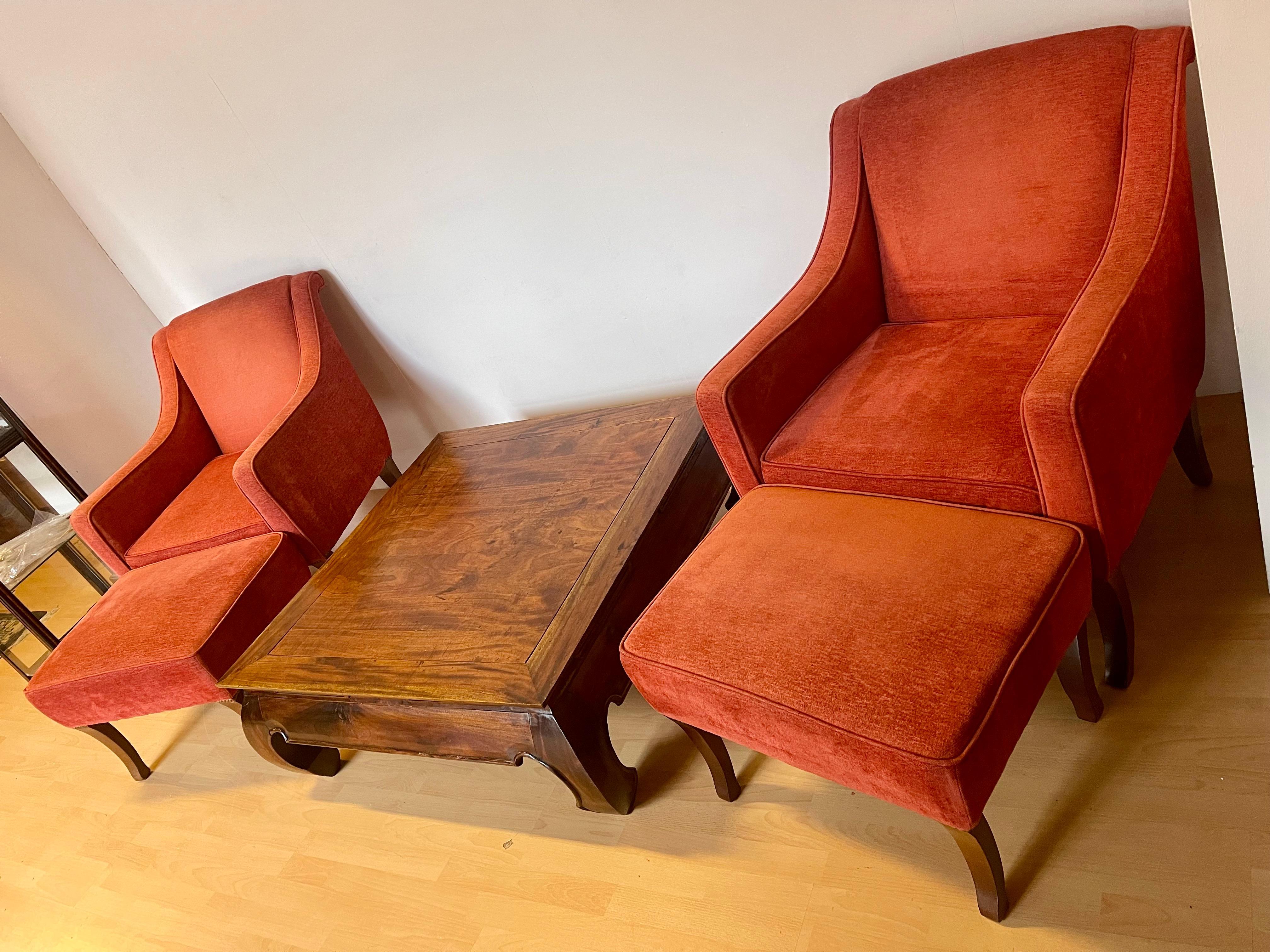 Set aus zwei roten Samtsesseln und niedrigem Holztisch Italienisch '98er (Sonstiges) im Angebot