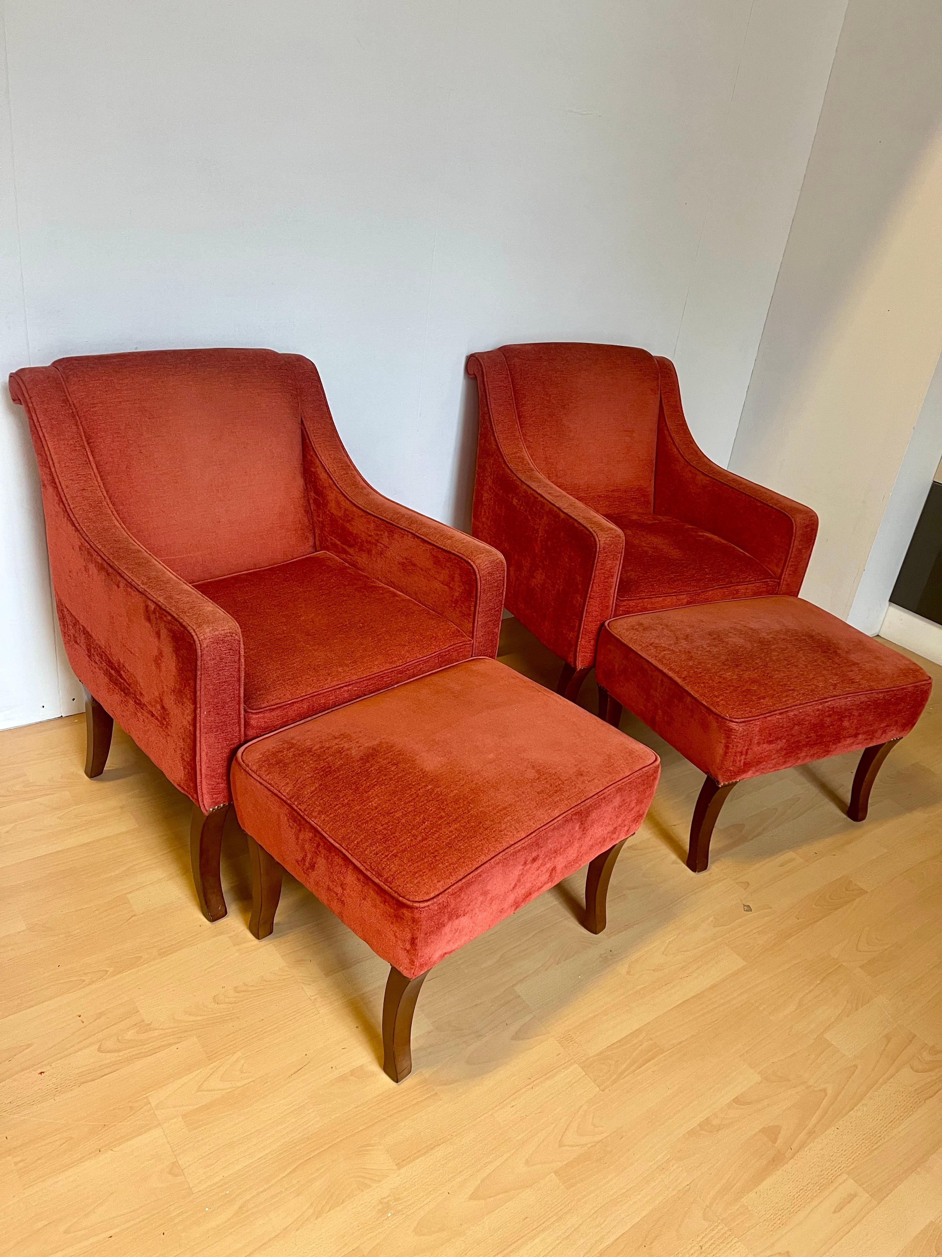 Set aus zwei roten Samtsesseln und niedrigem Holztisch Italienisch '98er (Italian) im Angebot