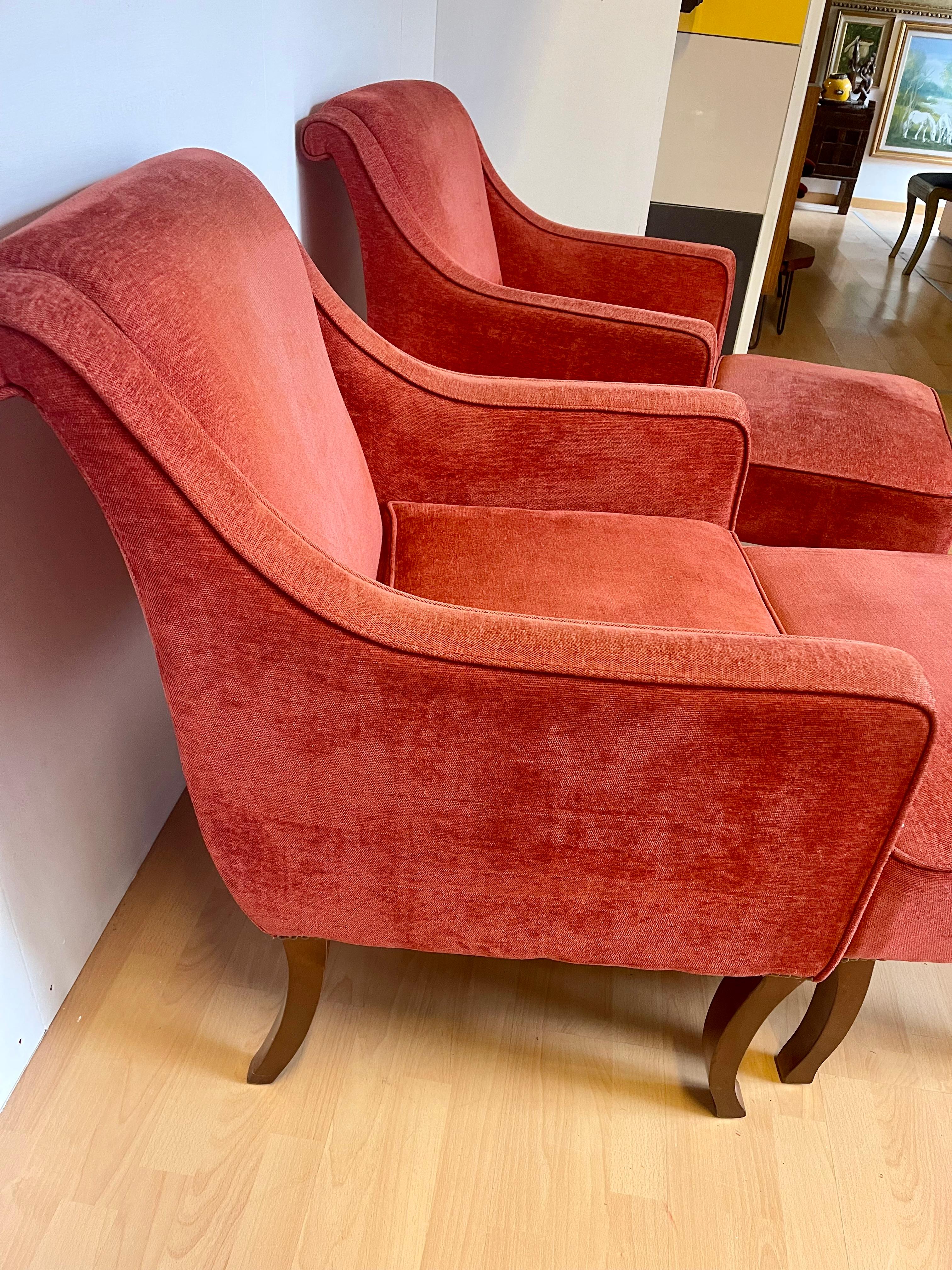 Set aus zwei roten Samtsesseln und niedrigem Holztisch Italienisch '98er im Zustand „Gut“ im Angebot in Cantù, IT