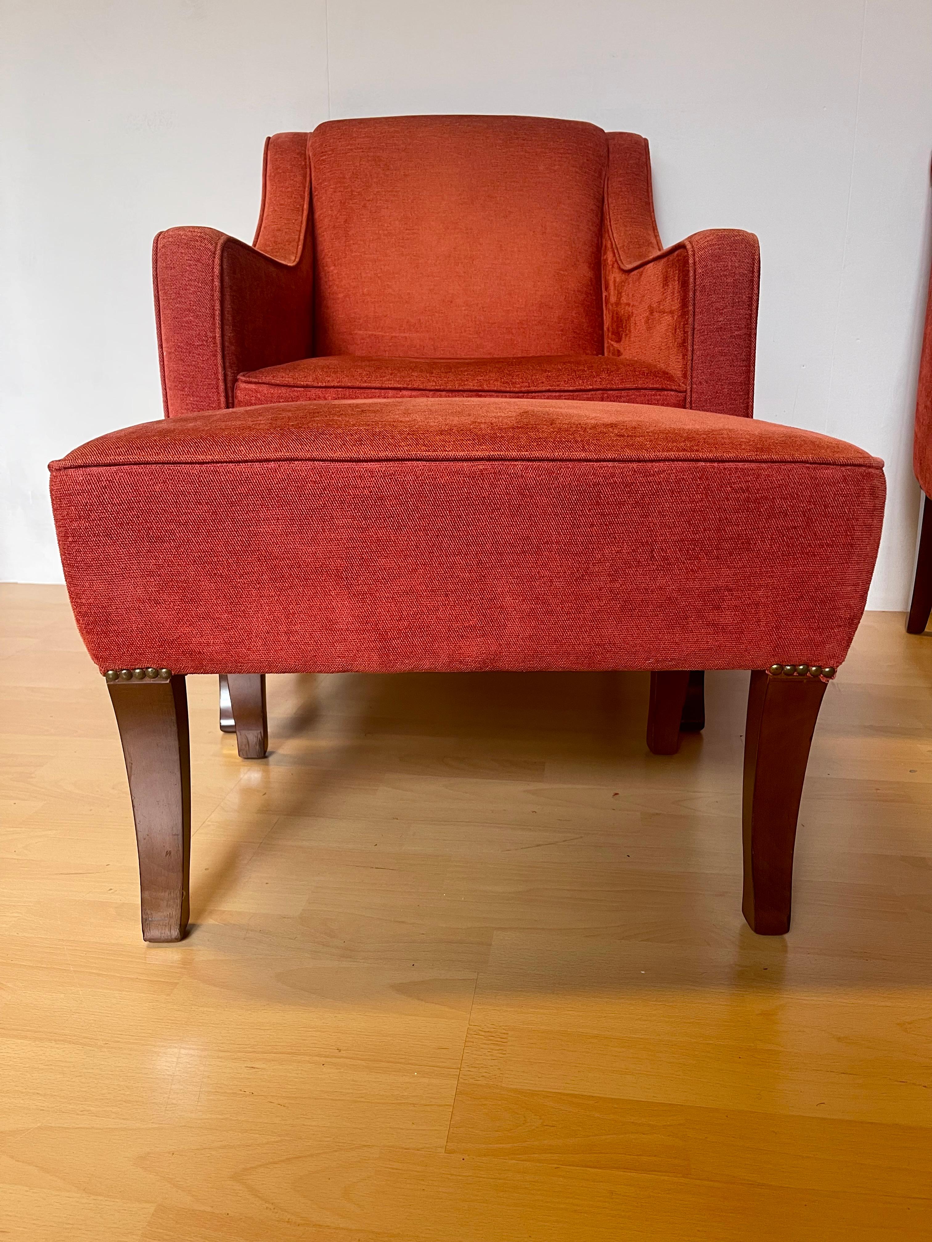 Set aus zwei roten Samtsesseln und niedrigem Holztisch Italienisch '98er (Stoff) im Angebot