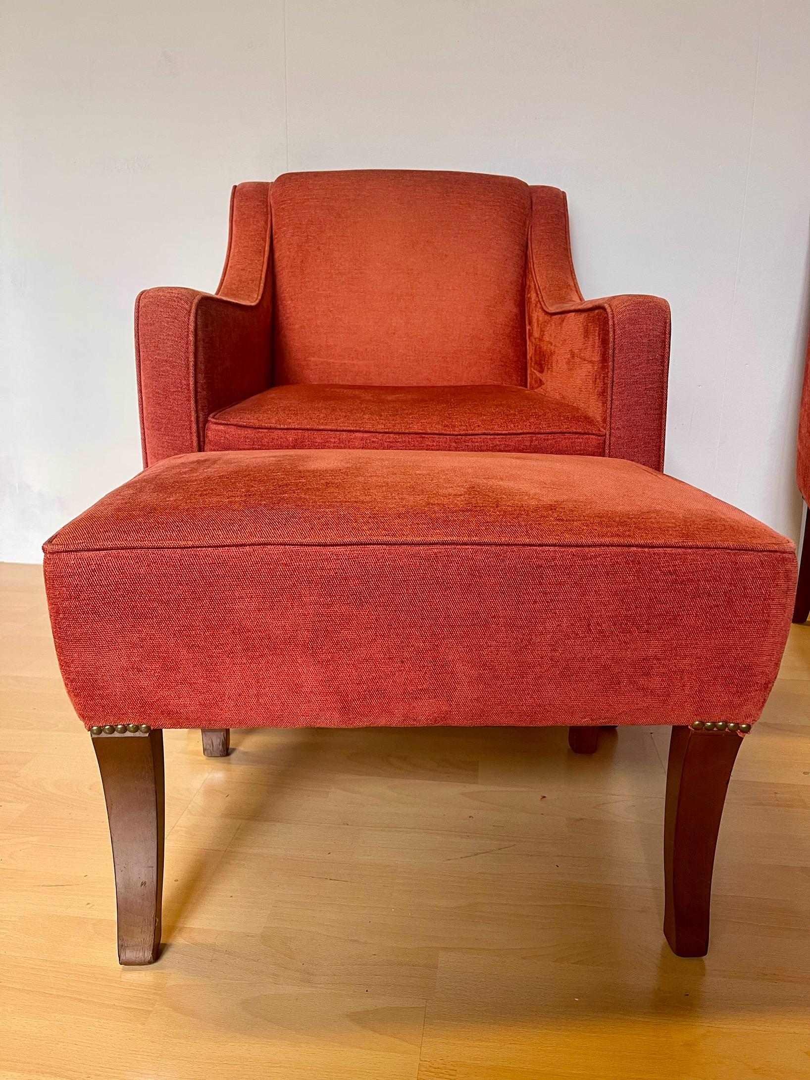 Set aus zwei roten Samtsesseln und niedrigem Holztisch Italienisch '98er im Angebot 1