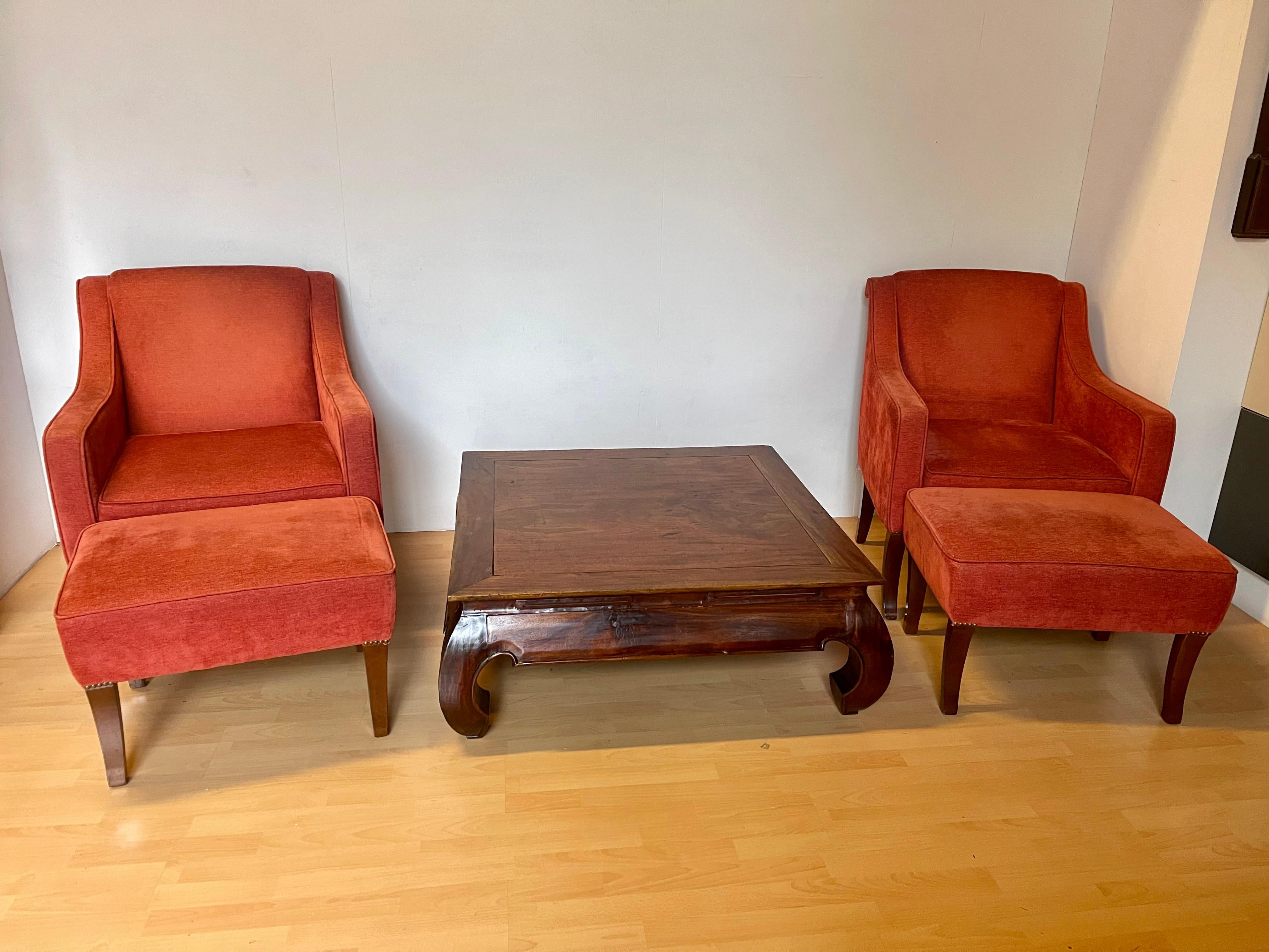 Set aus zwei roten Samtsesseln und niedrigem Holztisch Italienisch '98er im Angebot 2