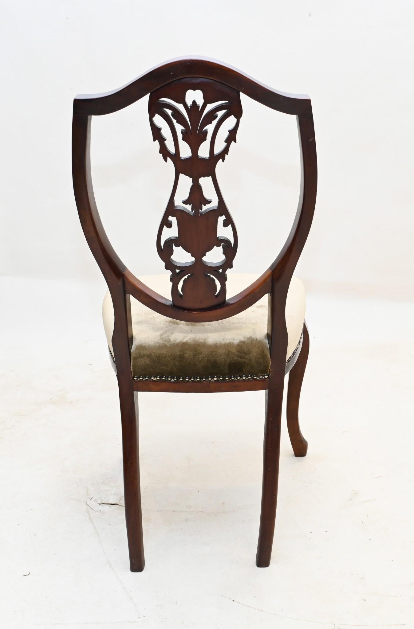 Sie sehen einen Satz von vier edwardianischen Ess- oder Beistellstühlen
Klares und minimales Design, ideal für moderne Innenräume
CIRCA 1900 Datum
Elegante Rückenlehne mit Satinholz-Intarsien und aufwendigen Designs
Gekauft aus einem privaten