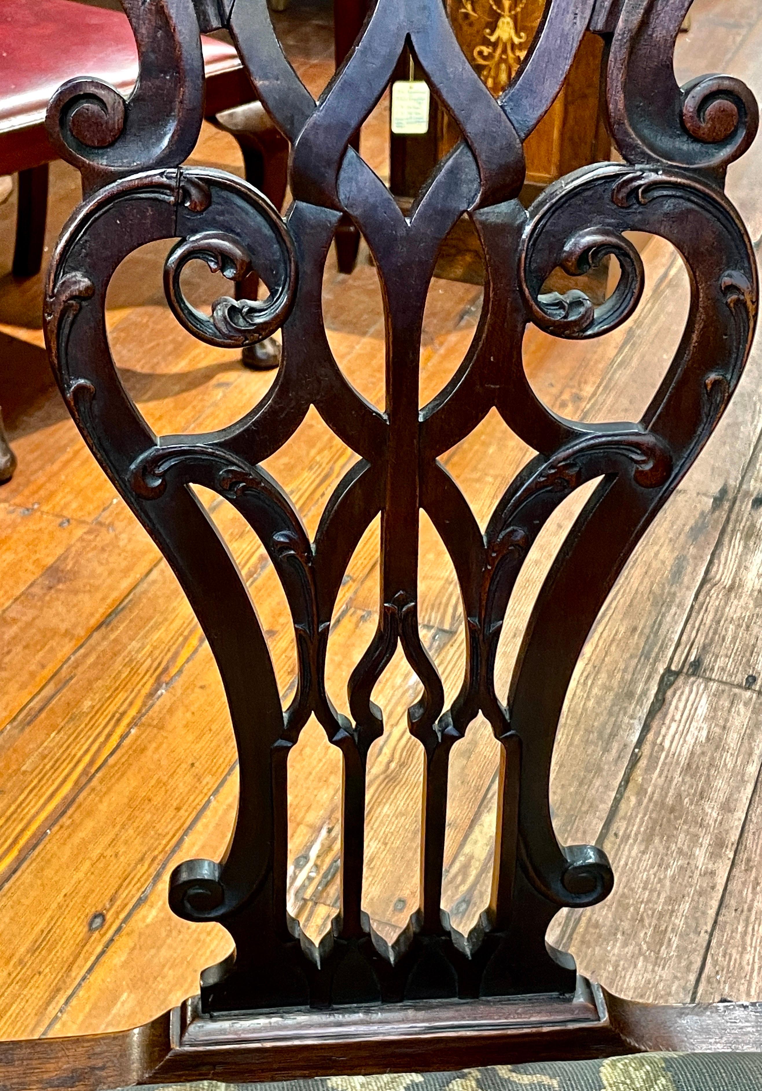 Satz Acht (6+2) 19. Jahrhundert. Geschnitzter amerikanischer „Gothic Chippendale“-Mahagoni. Esstischstühle im Zustand „Gut“ im Angebot in Charleston, SC