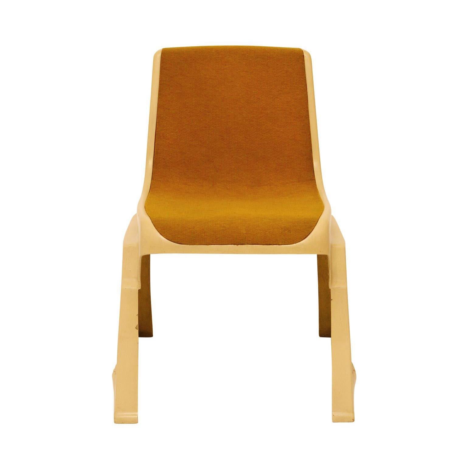Un ensemble de huit très rares chaises empilables brutalistes de l'architecte autrichien Gunther Domenig. Il n'y a eu qu'environ 300 chaises produites au total.
Ils sont fabriqués en plastique/fibre de verre et les sièges sont recouverts d'une sorte