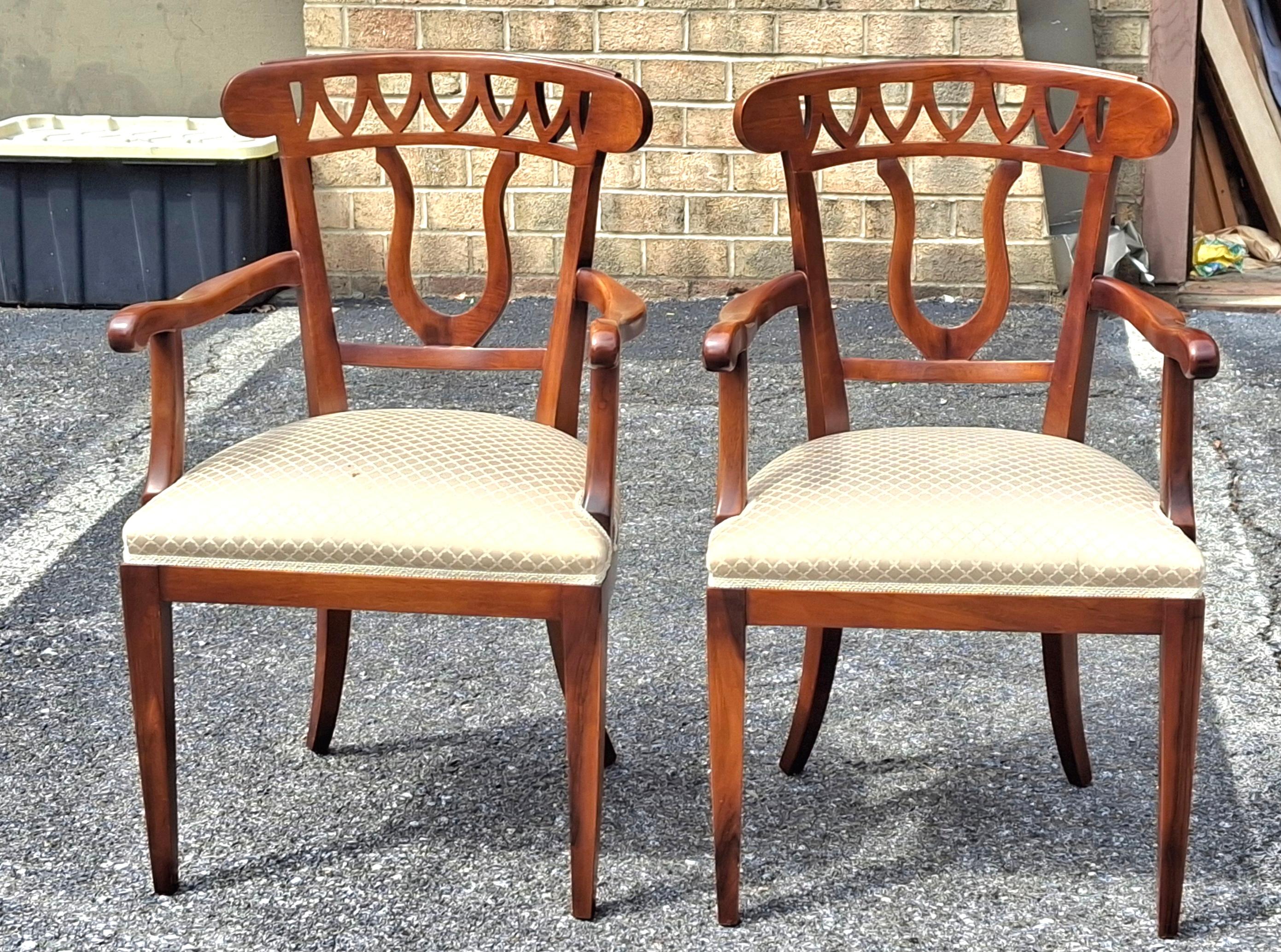 Tappezzeria Set di otto sedie da pranzo neoclassiche in legno e imbottite di Fratelli Sanvito in vendita
