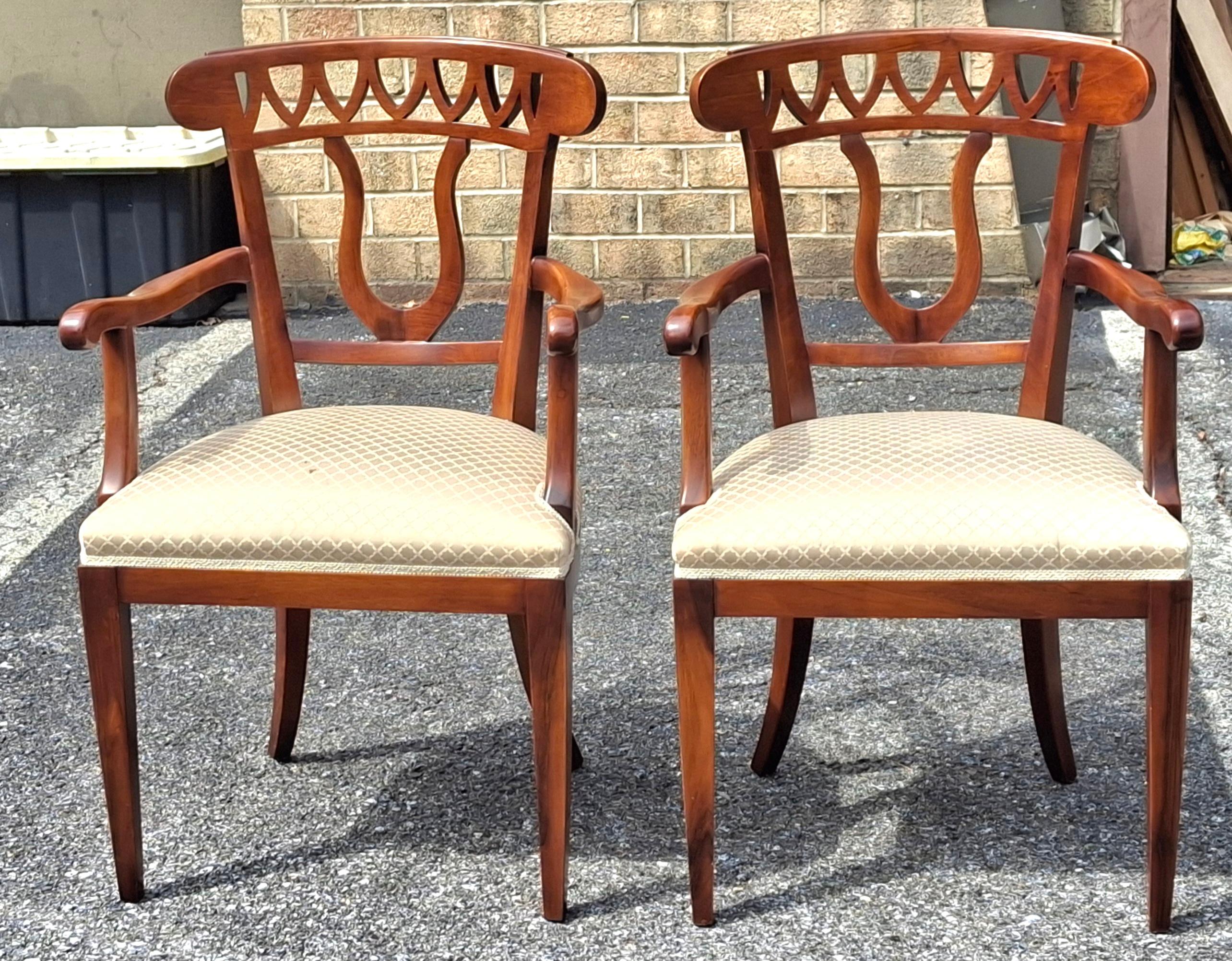 Set di otto sedie da pranzo neoclassiche in legno e imbottite di Fratelli Sanvito in vendita 1