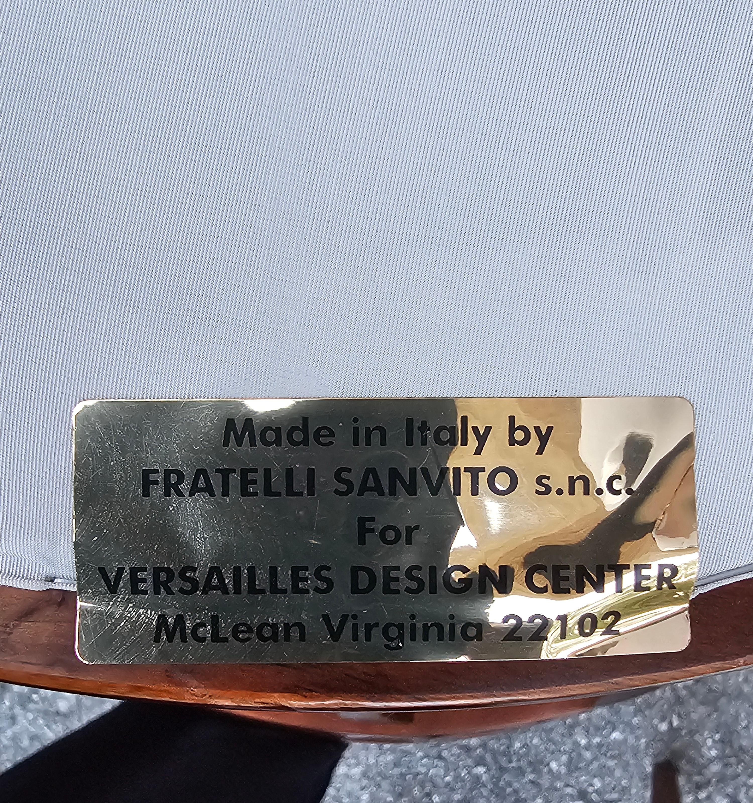 Neoclassico Set di otto sedie da pranzo neoclassiche in legno e imbottite di Fratelli Sanvito in vendita