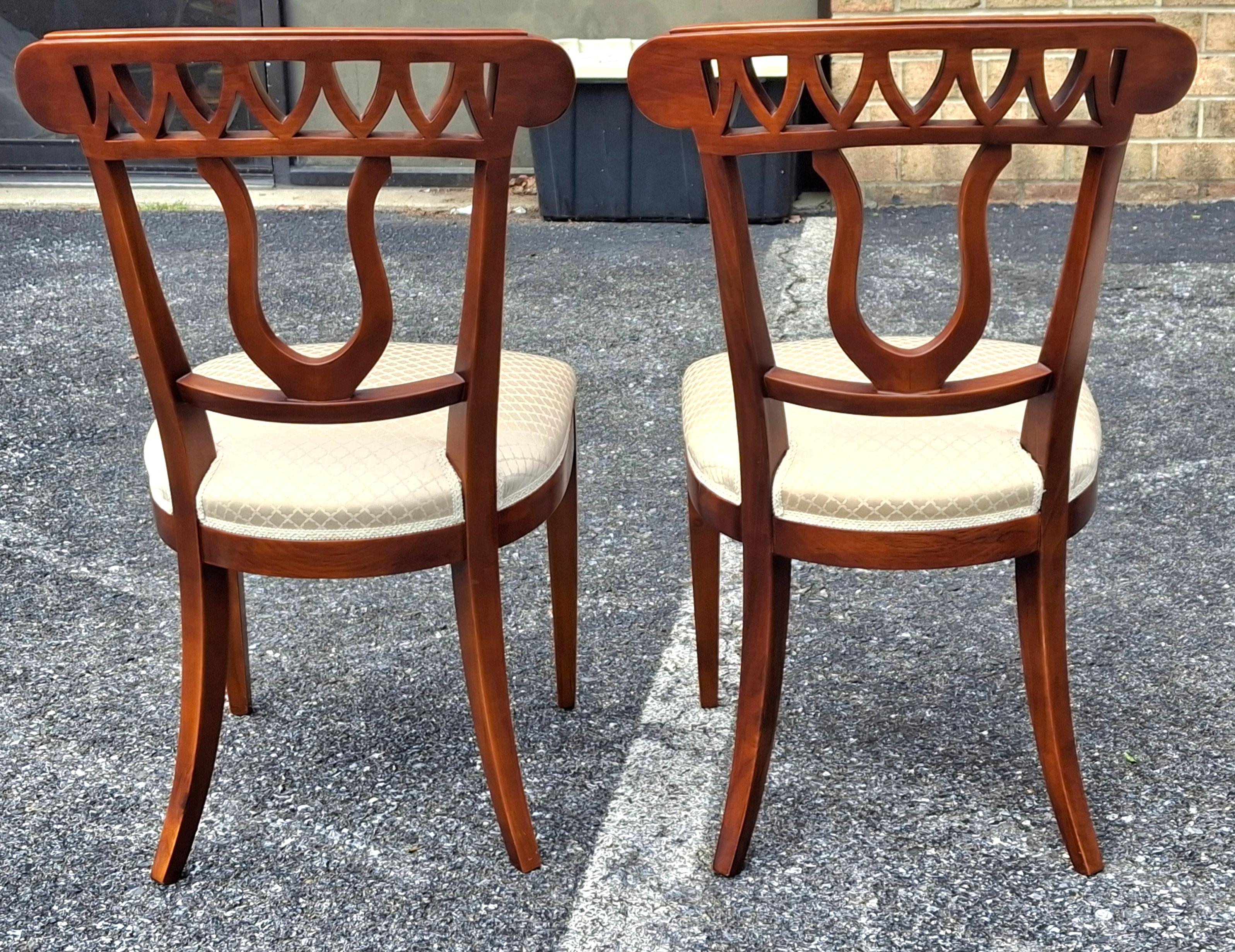 Set di otto sedie da pranzo neoclassiche in legno e imbottite di Fratelli Sanvito in vendita 8