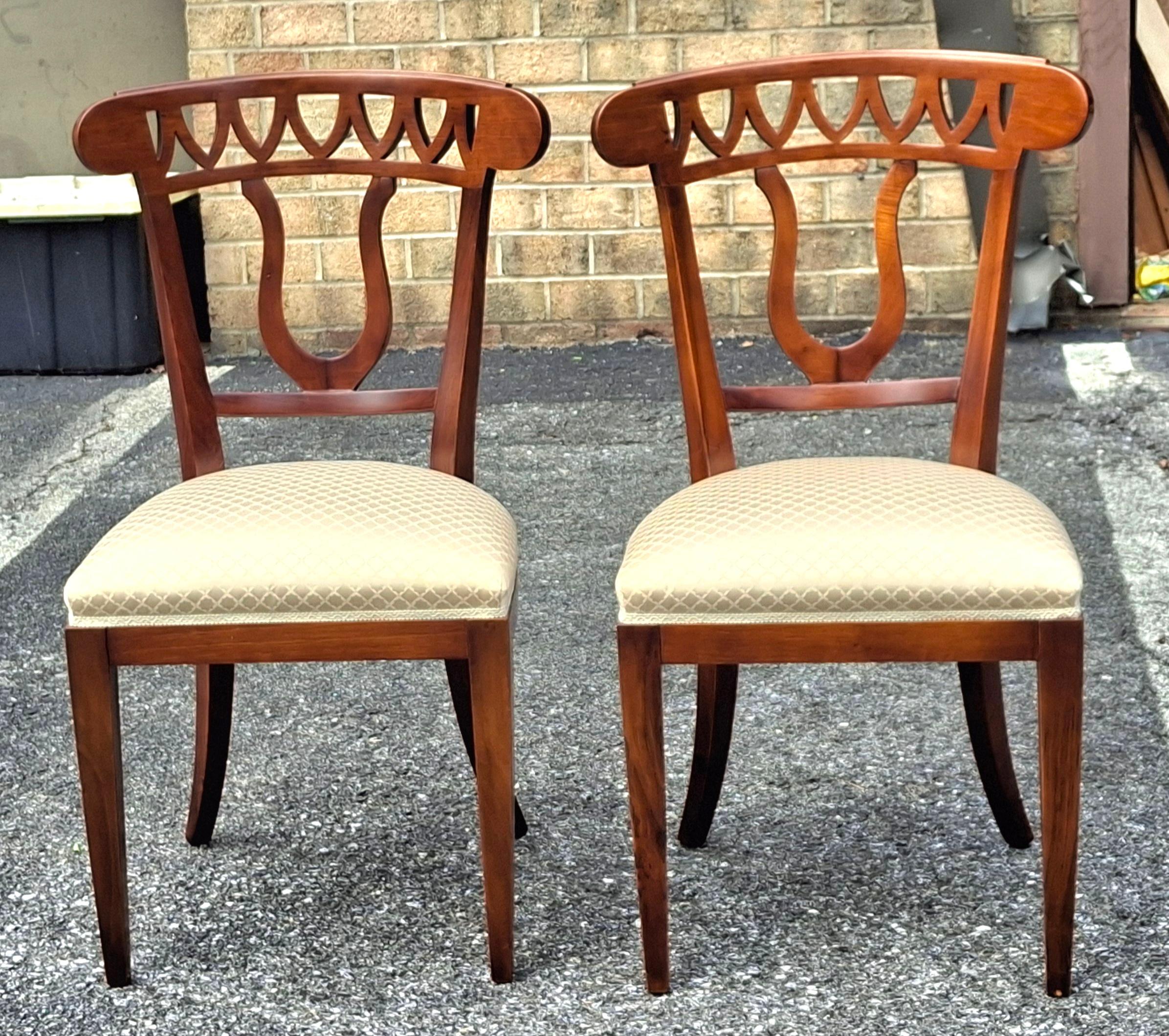 Set di otto sedie da pranzo neoclassiche in legno e imbottite di Fratelli Sanvito in vendita 5