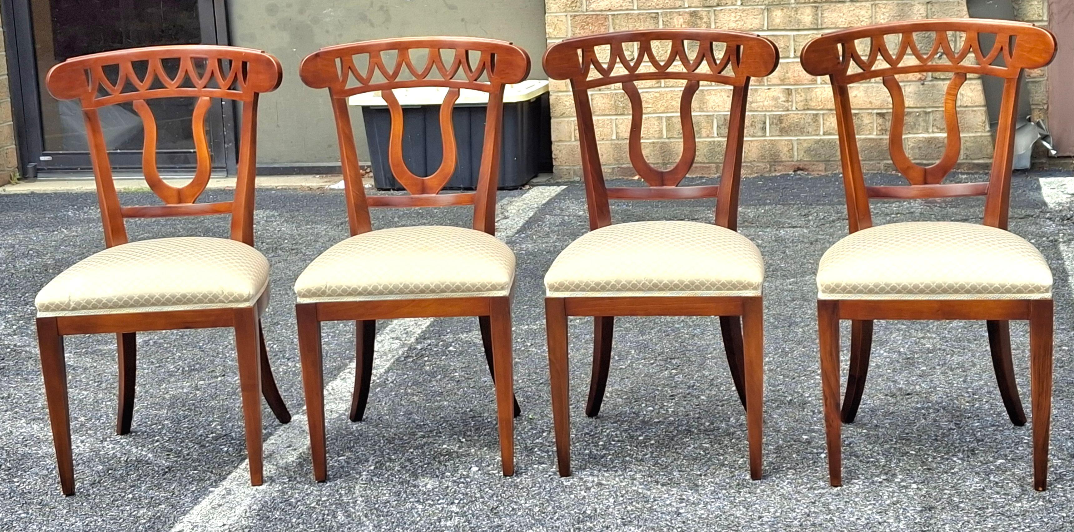 Set di otto sedie da pranzo neoclassiche in legno e imbottite di Fratelli Sanvito in vendita 9