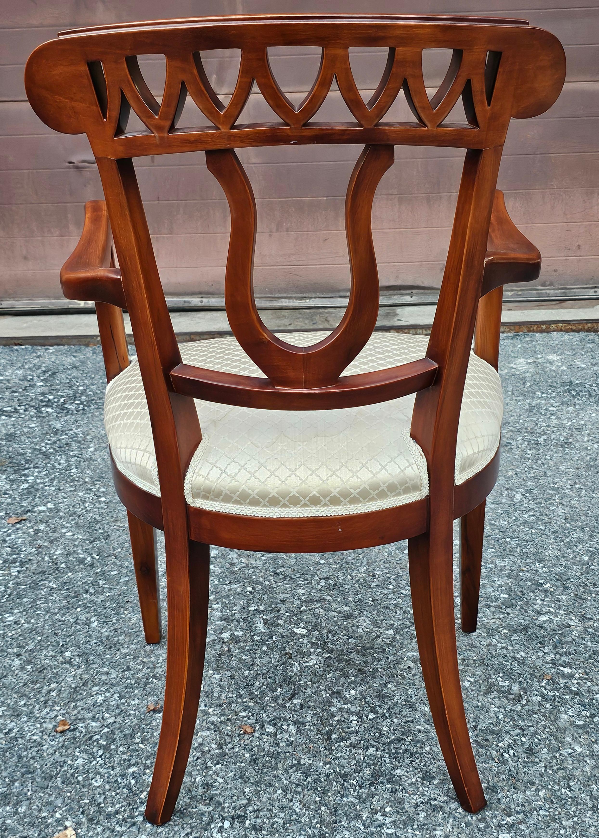 Italiano Set di otto sedie da pranzo neoclassiche in legno e imbottite di Fratelli Sanvito in vendita