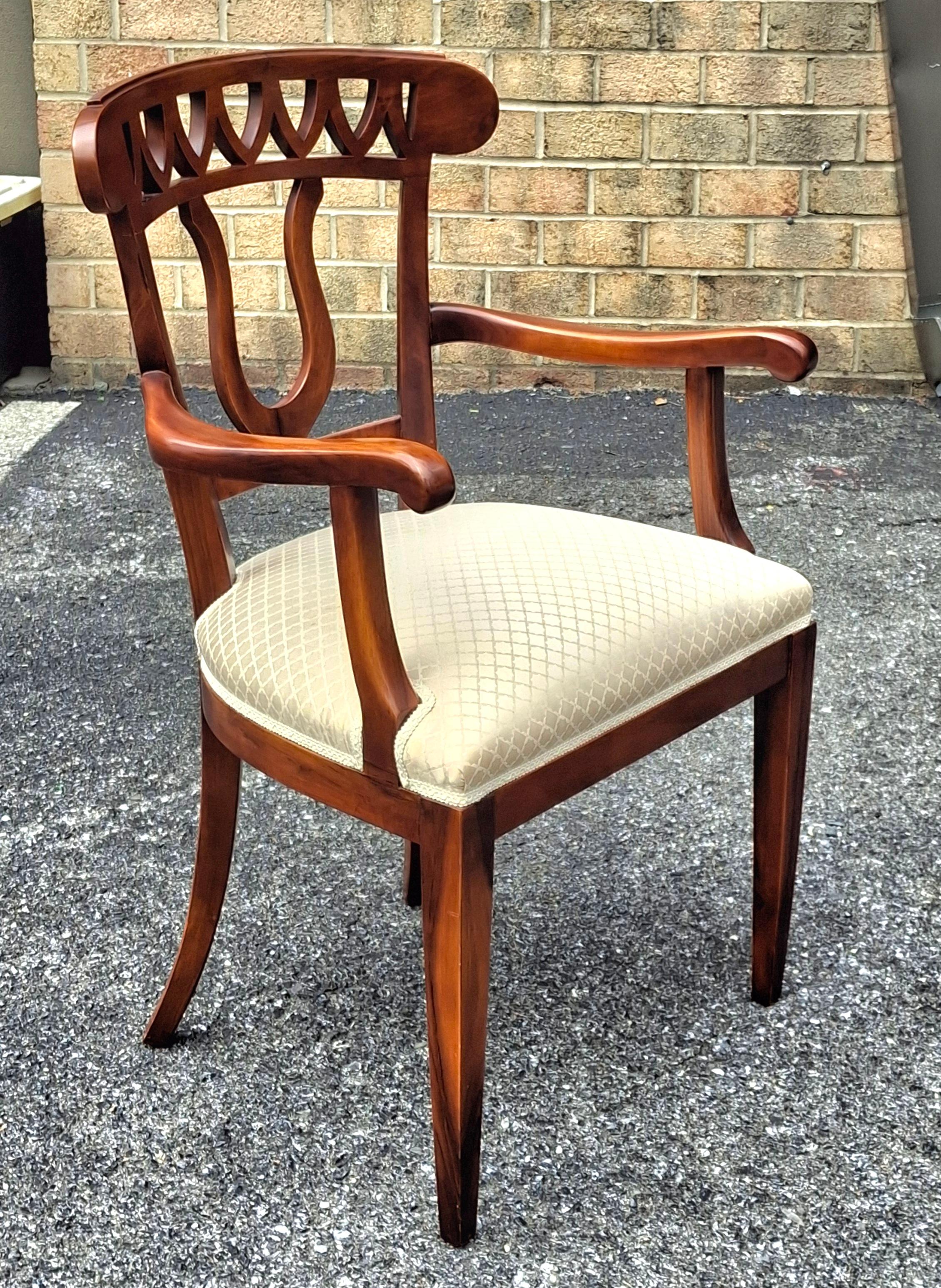 Set di otto sedie da pranzo neoclassiche in legno e imbottite di Fratelli Sanvito in vendita 7