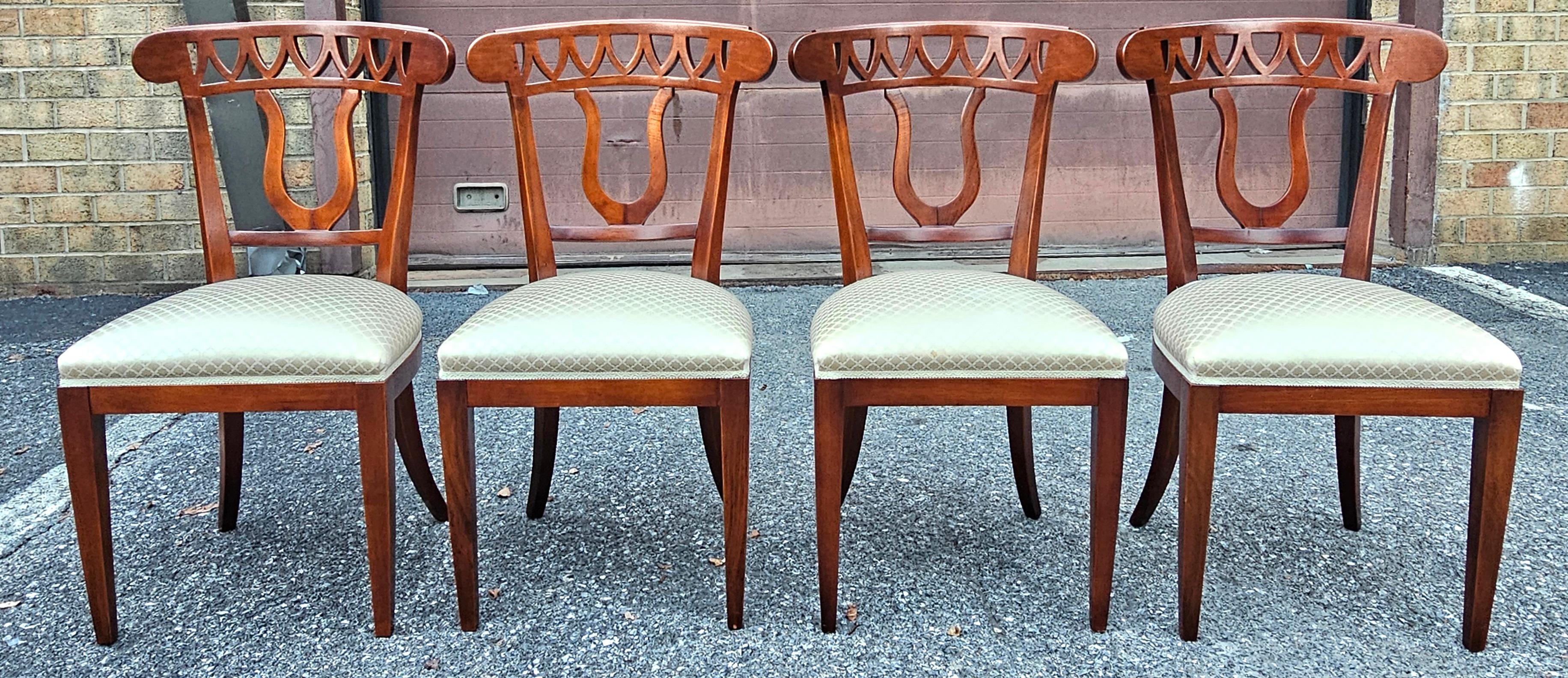 Set di otto sedie da pranzo neoclassiche in legno e imbottite di Fratelli Sanvito per Versailles Design Center. 
Due poltrone e sei sedie laterali. 
Le sedie Fratelli Sanvito sono mobili di lusso in stile classico di un produttore italiano della
