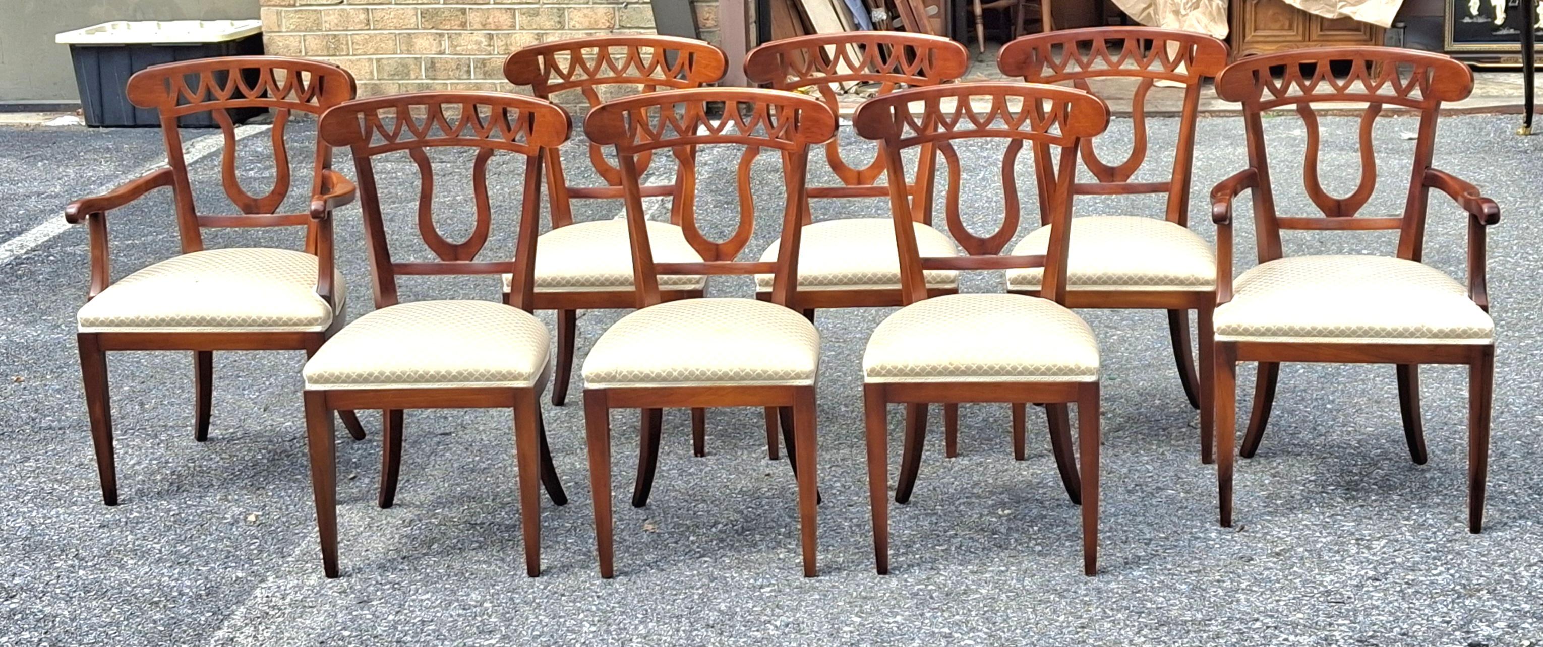 Mordenzato Set di otto sedie da pranzo neoclassiche in legno e imbottite di Fratelli Sanvito in vendita