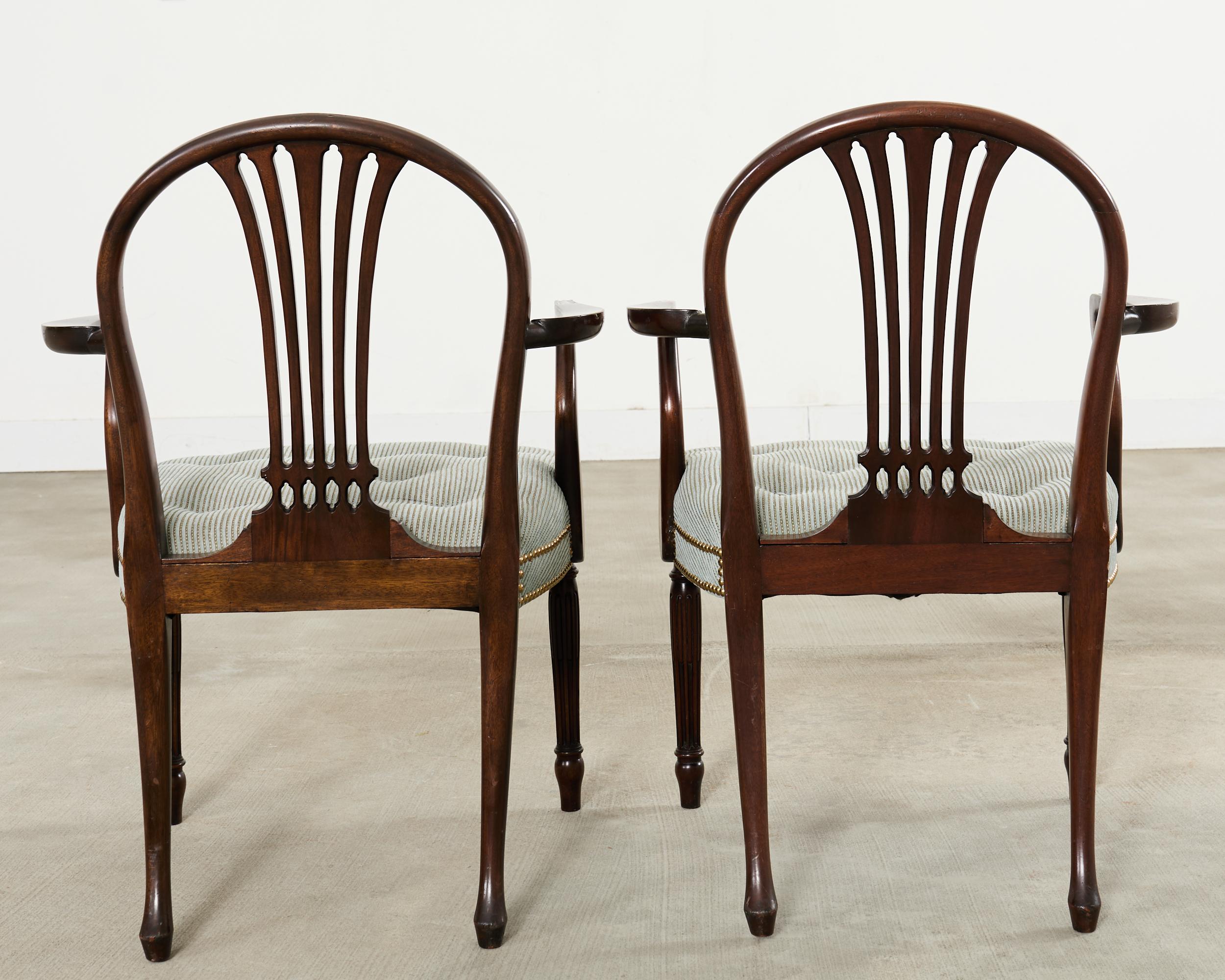 Set di otto poltrone da pranzo francesi in stile Luigi XVI in mogano in vendita 3