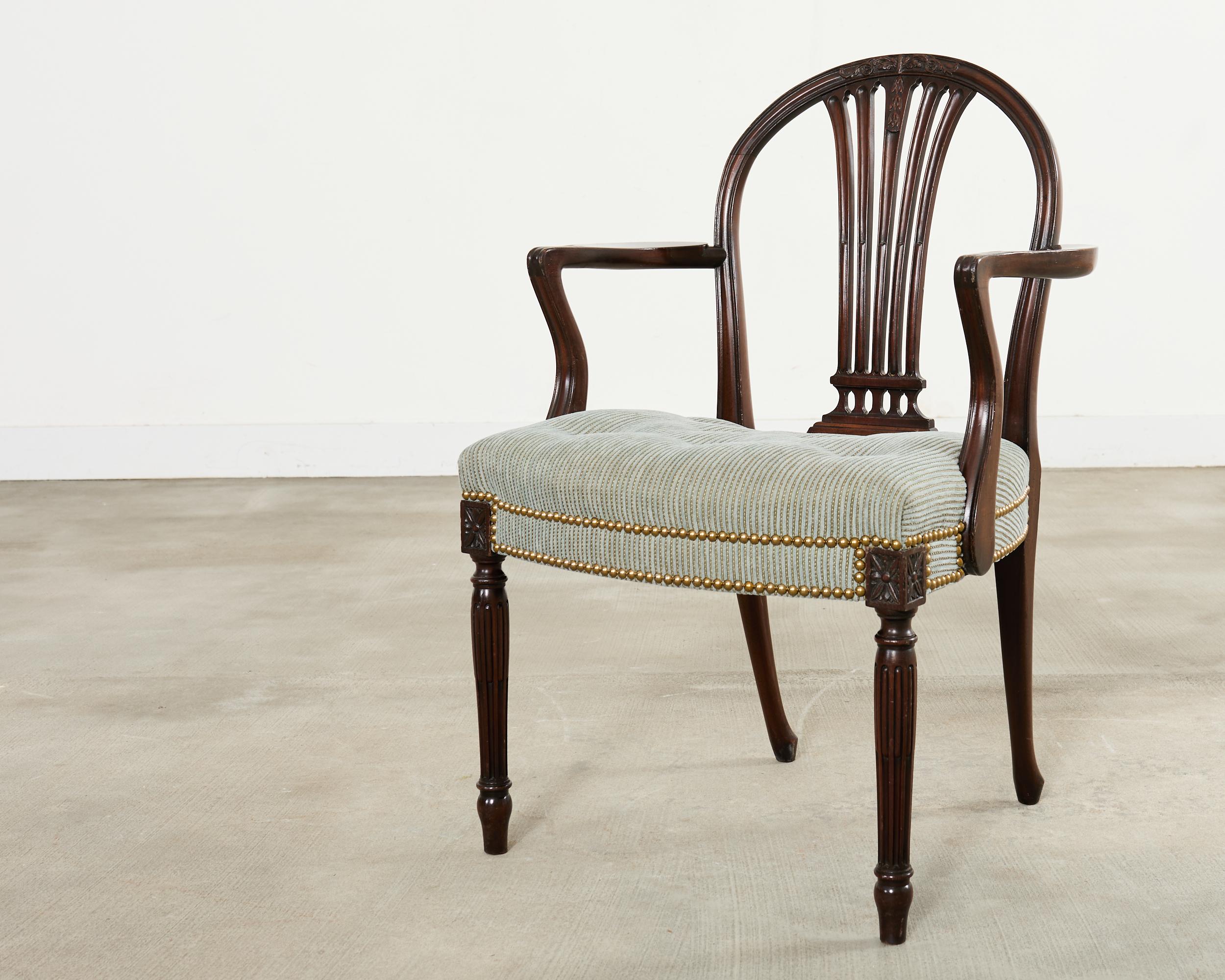 Set di otto poltrone da pranzo francesi in stile Luigi XVI in mogano in vendita 8