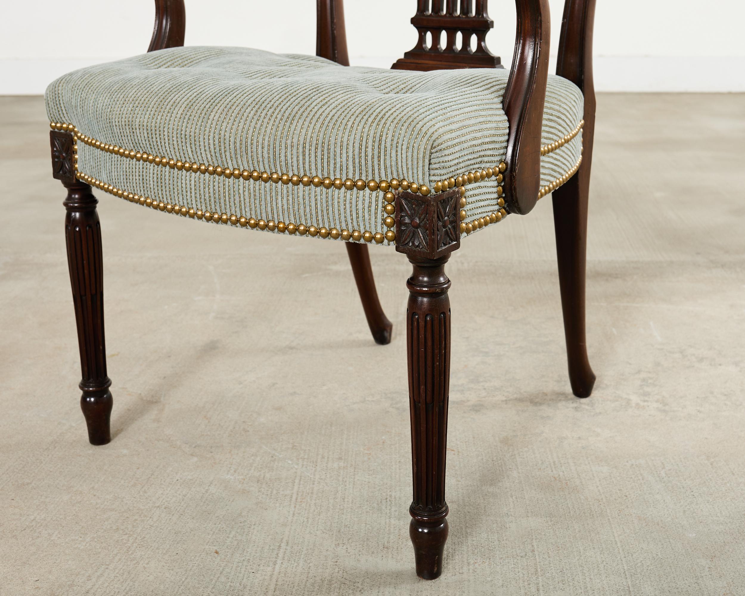 Set di otto poltrone da pranzo francesi in stile Luigi XVI in mogano in vendita 9