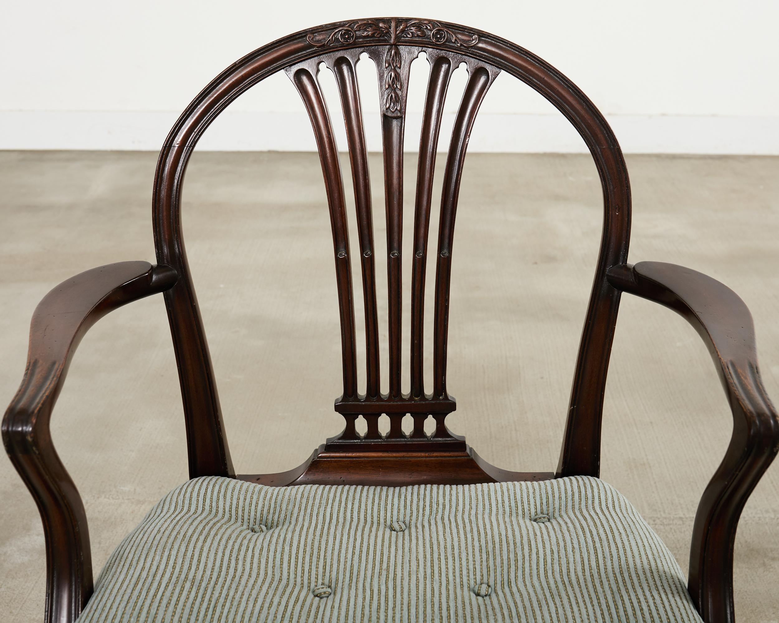 Set di otto poltrone da pranzo francesi in stile Luigi XVI in mogano in vendita 11