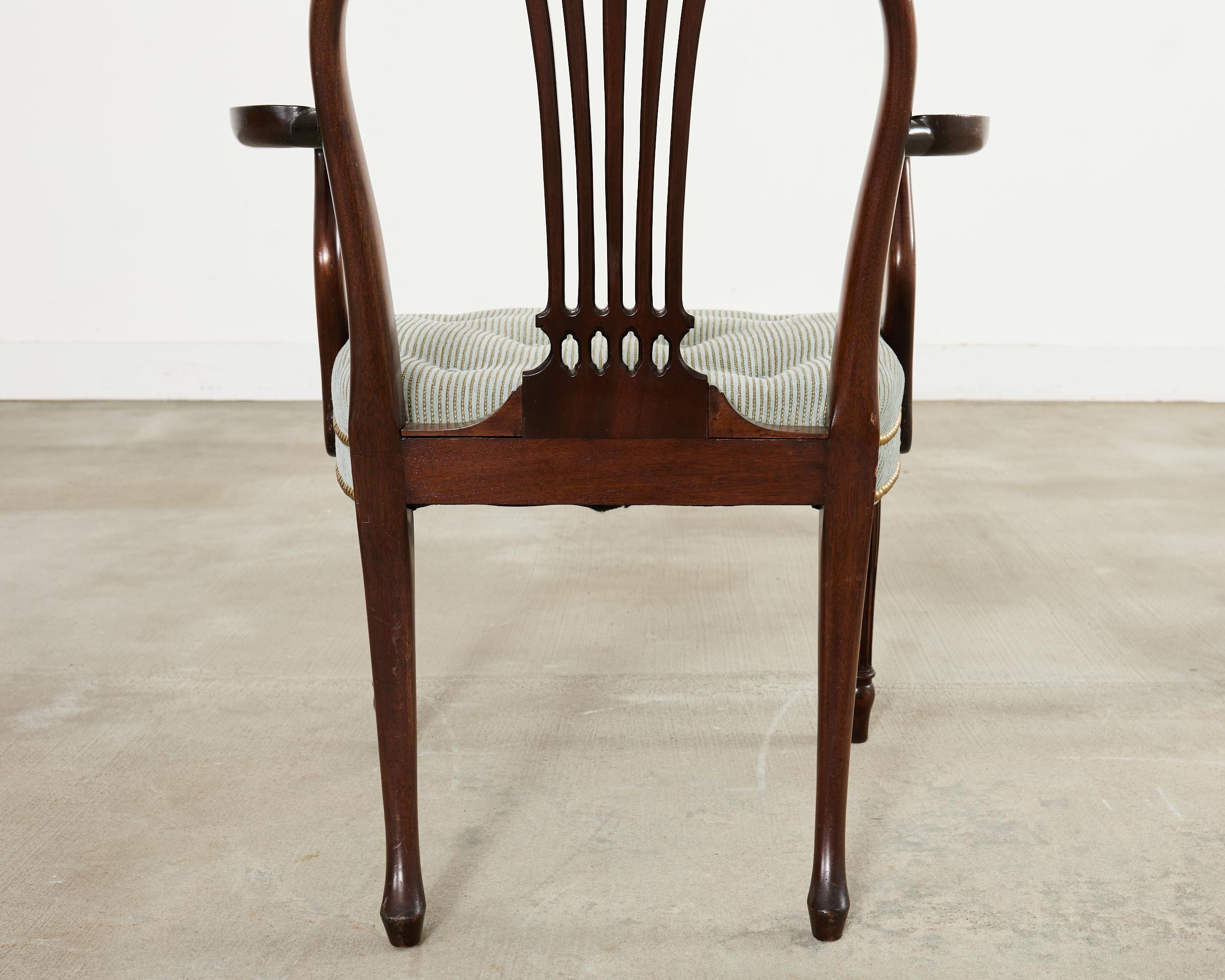 Set di otto poltrone da pranzo francesi in stile Luigi XVI in mogano in vendita 13