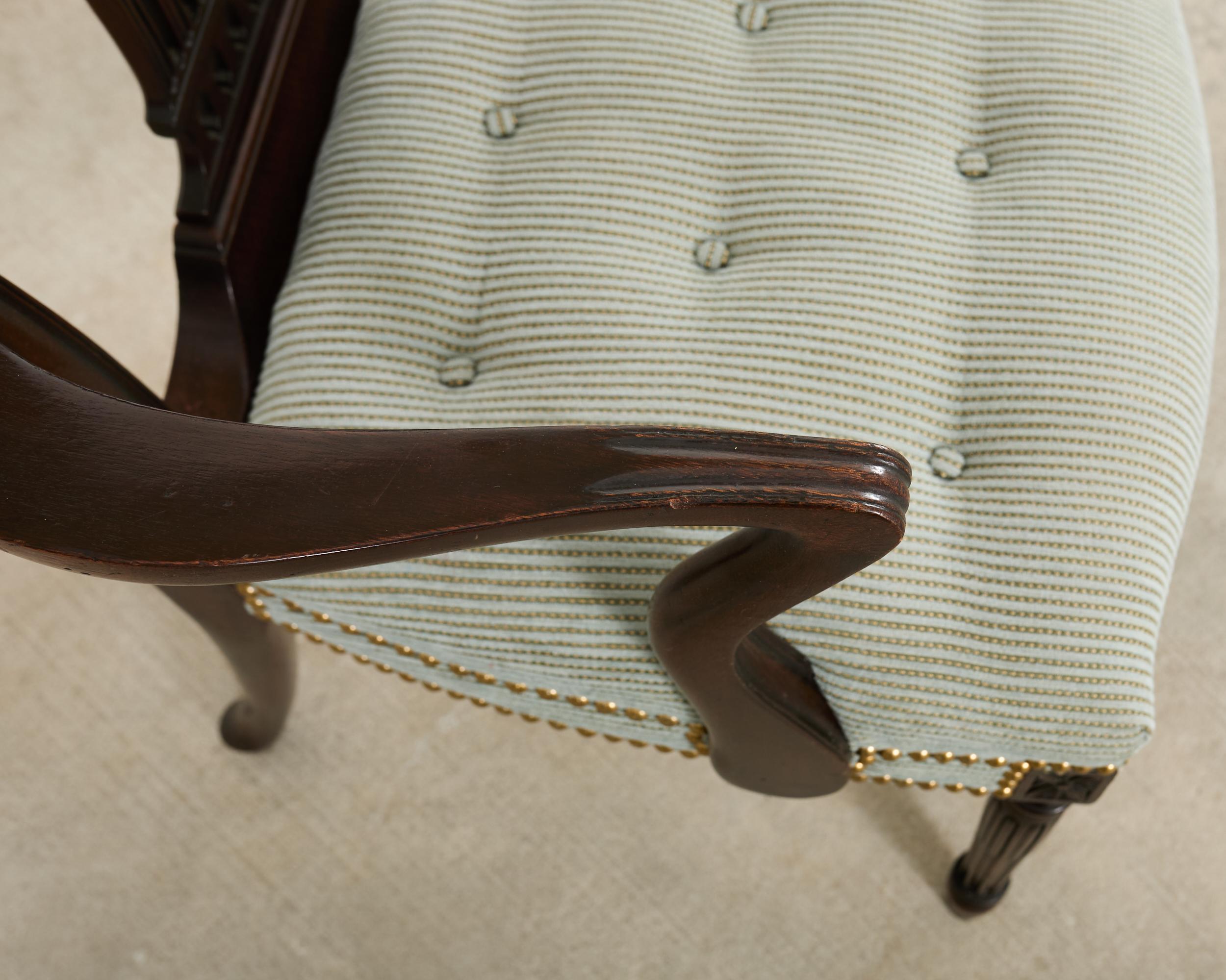 Ottone Set di otto poltrone da pranzo francesi in stile Luigi XVI in mogano in vendita