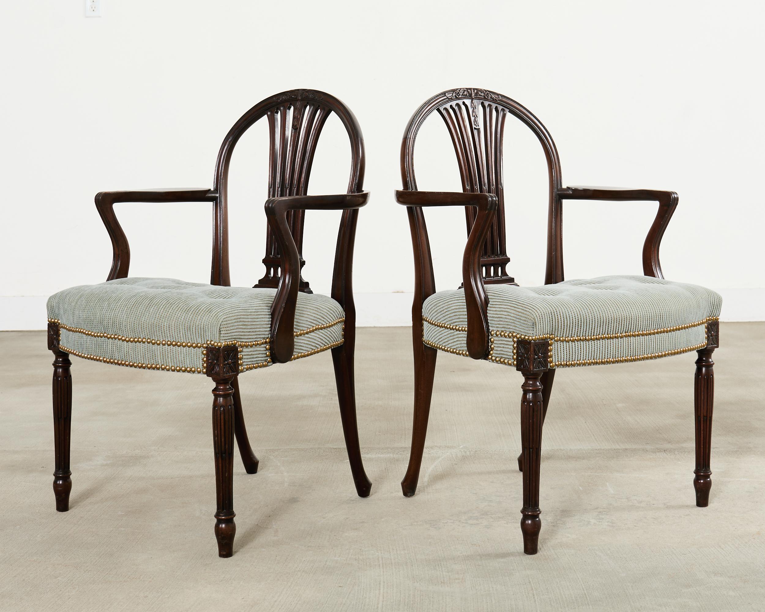 Set di otto poltrone da pranzo francesi in stile Luigi XVI in mogano in vendita 1