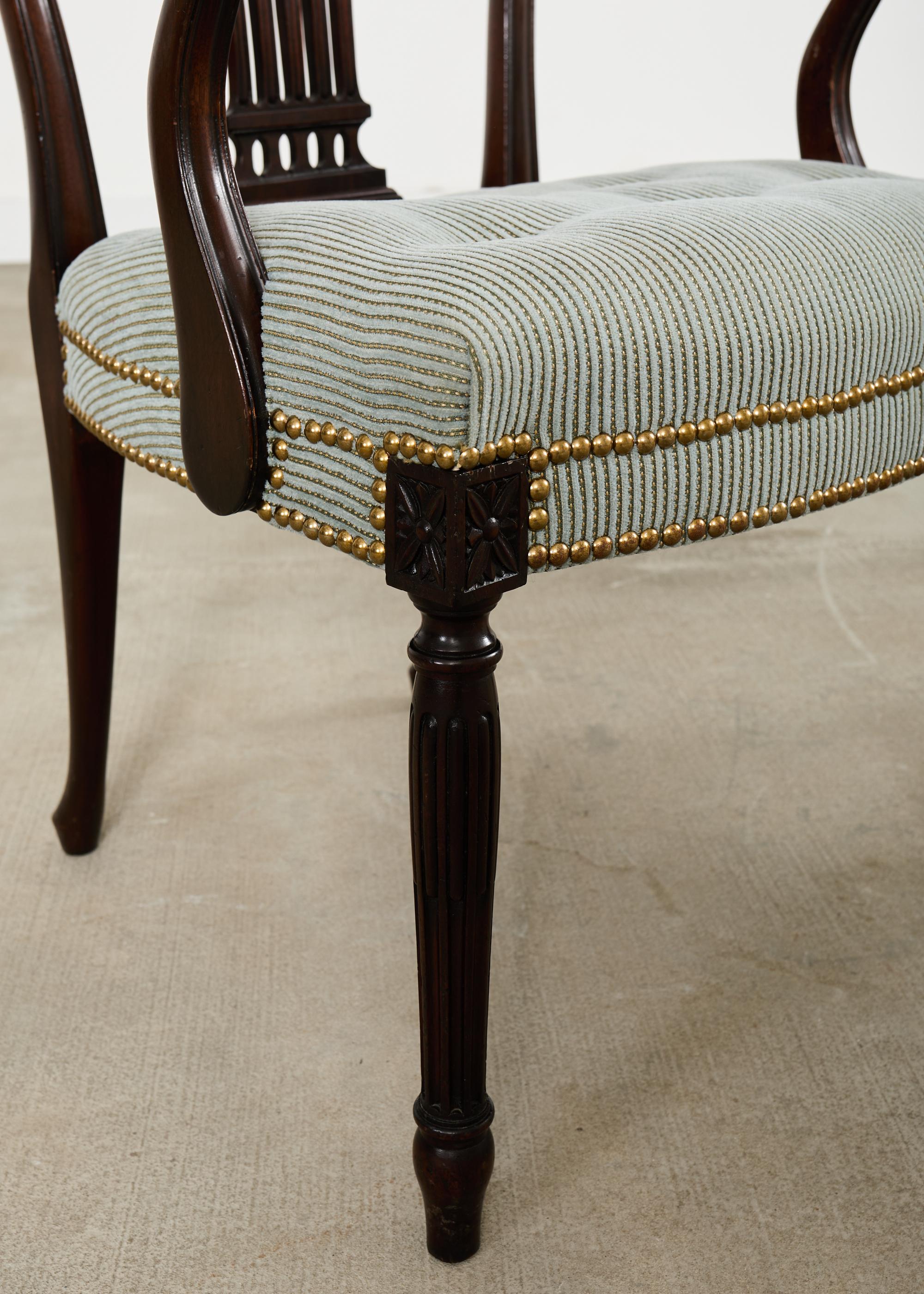 Set di otto poltrone da pranzo francesi in stile Luigi XVI in mogano in vendita 2