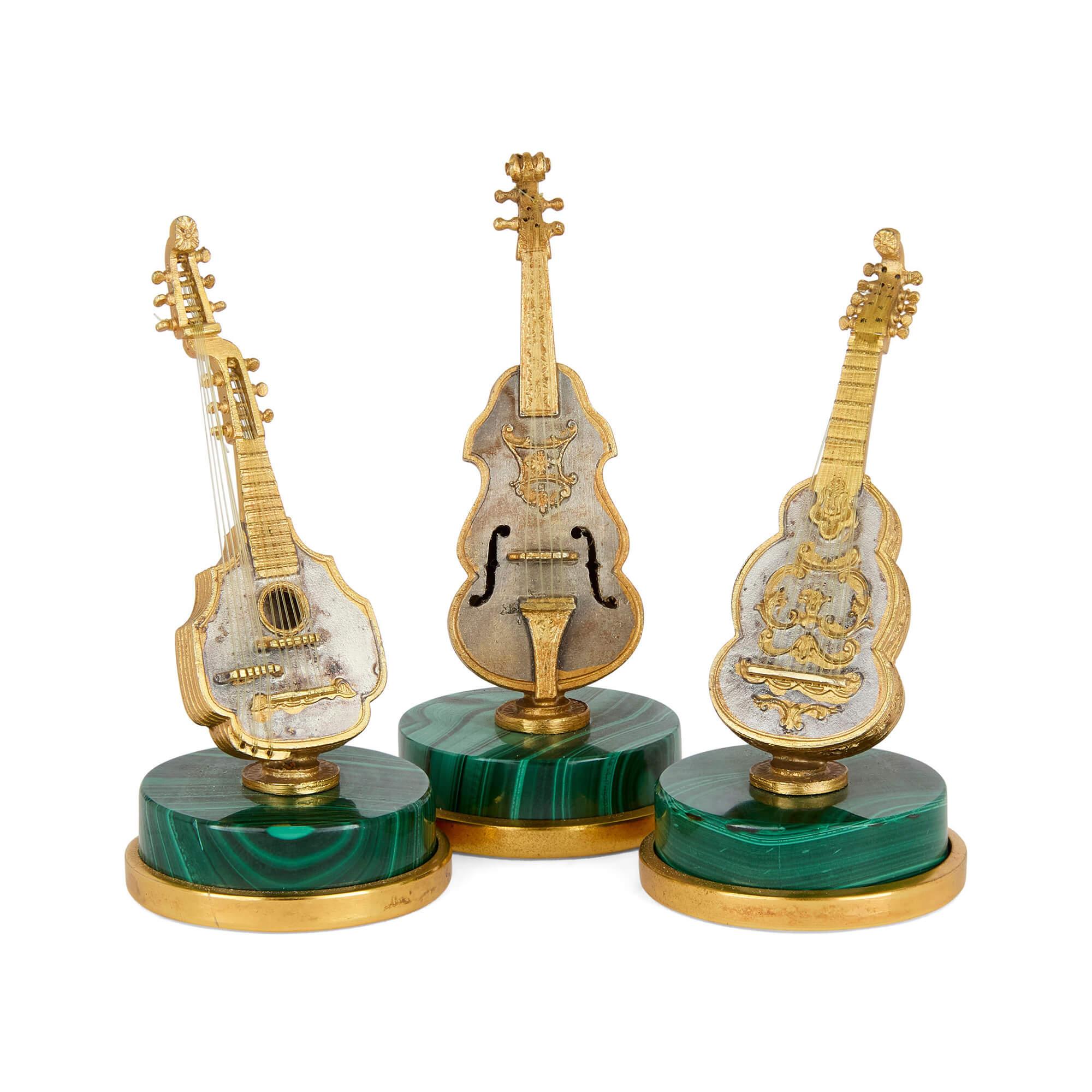 Italiano Set di otto figure di strumenti musicali italiani in miniatura in argento dorato e malachite in vendita