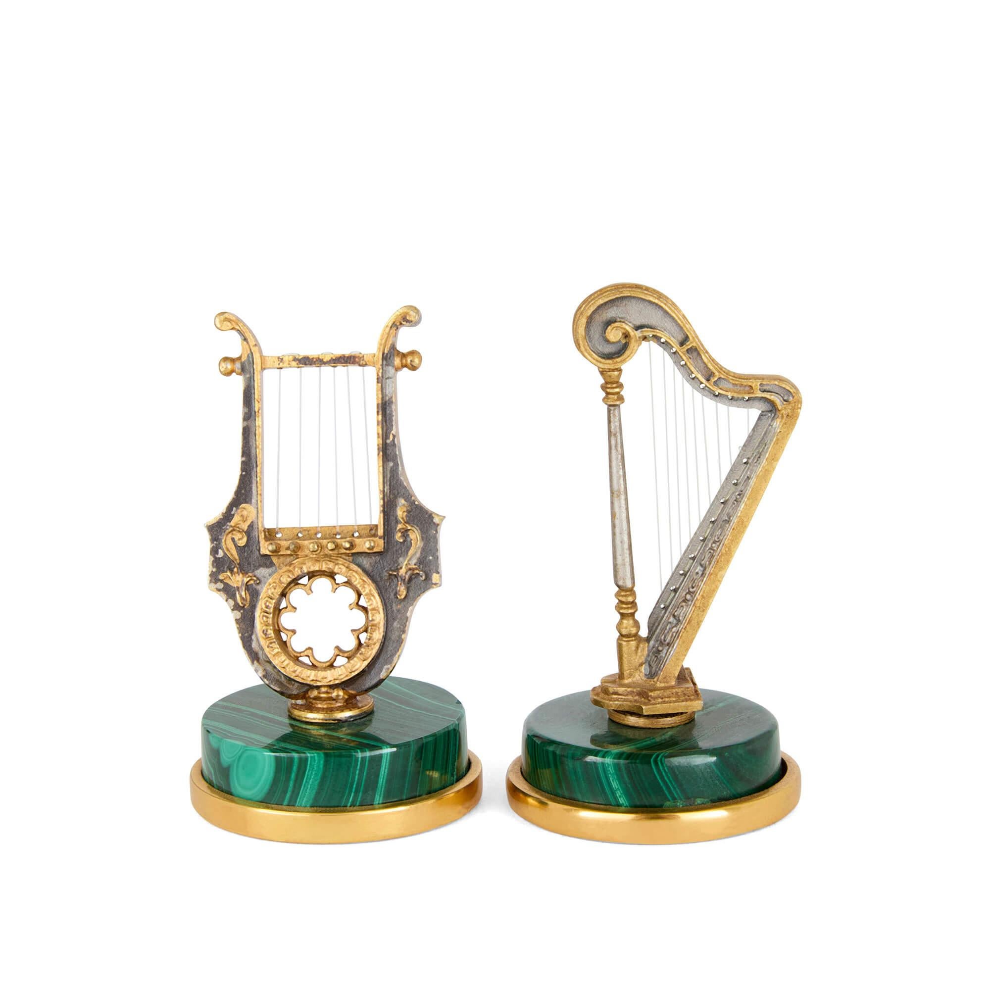 Calco Set di otto figure di strumenti musicali italiani in miniatura in argento dorato e malachite in vendita