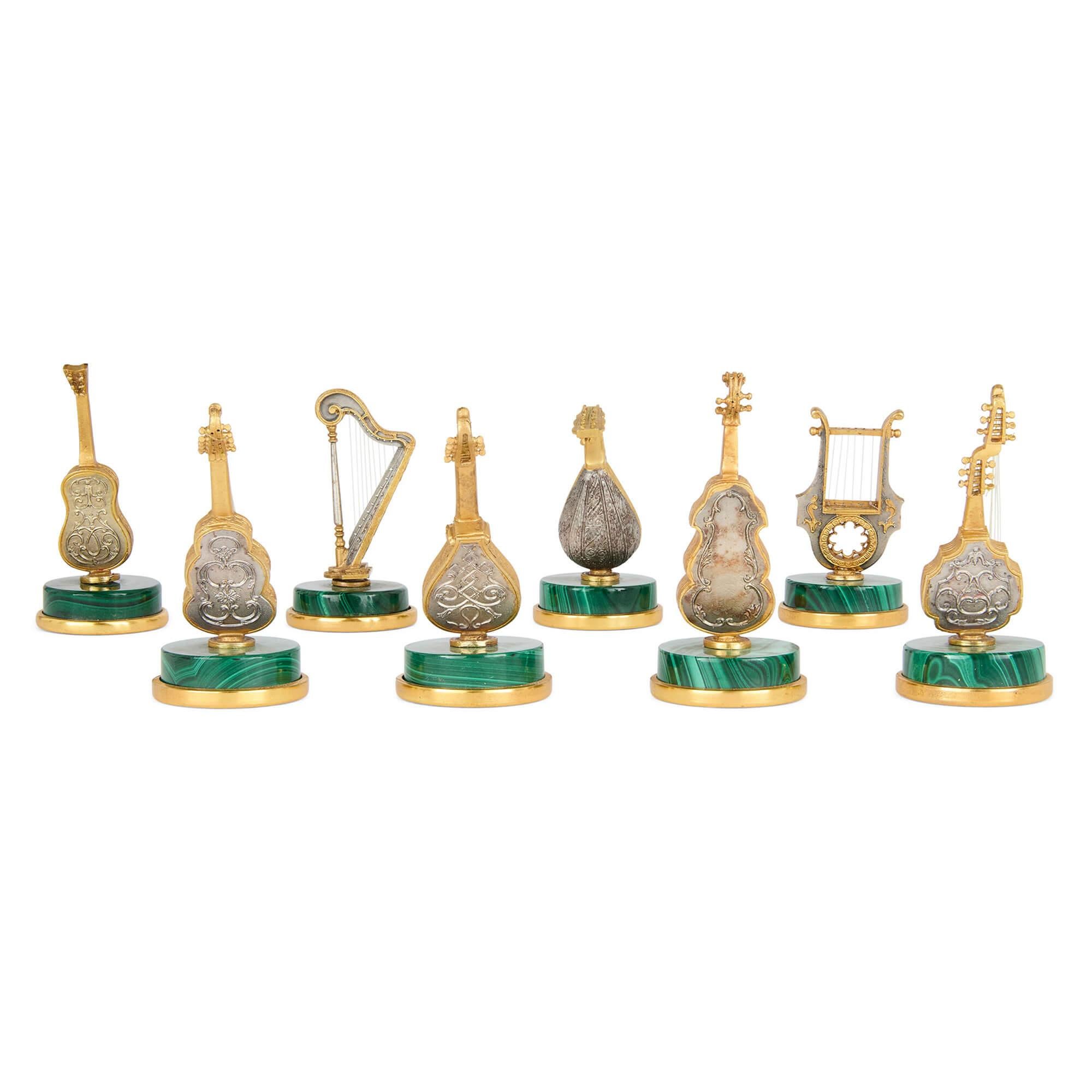 Set di otto figure di strumenti musicali italiani in miniatura in argento dorato e malachite In condizioni buone in vendita a London, GB