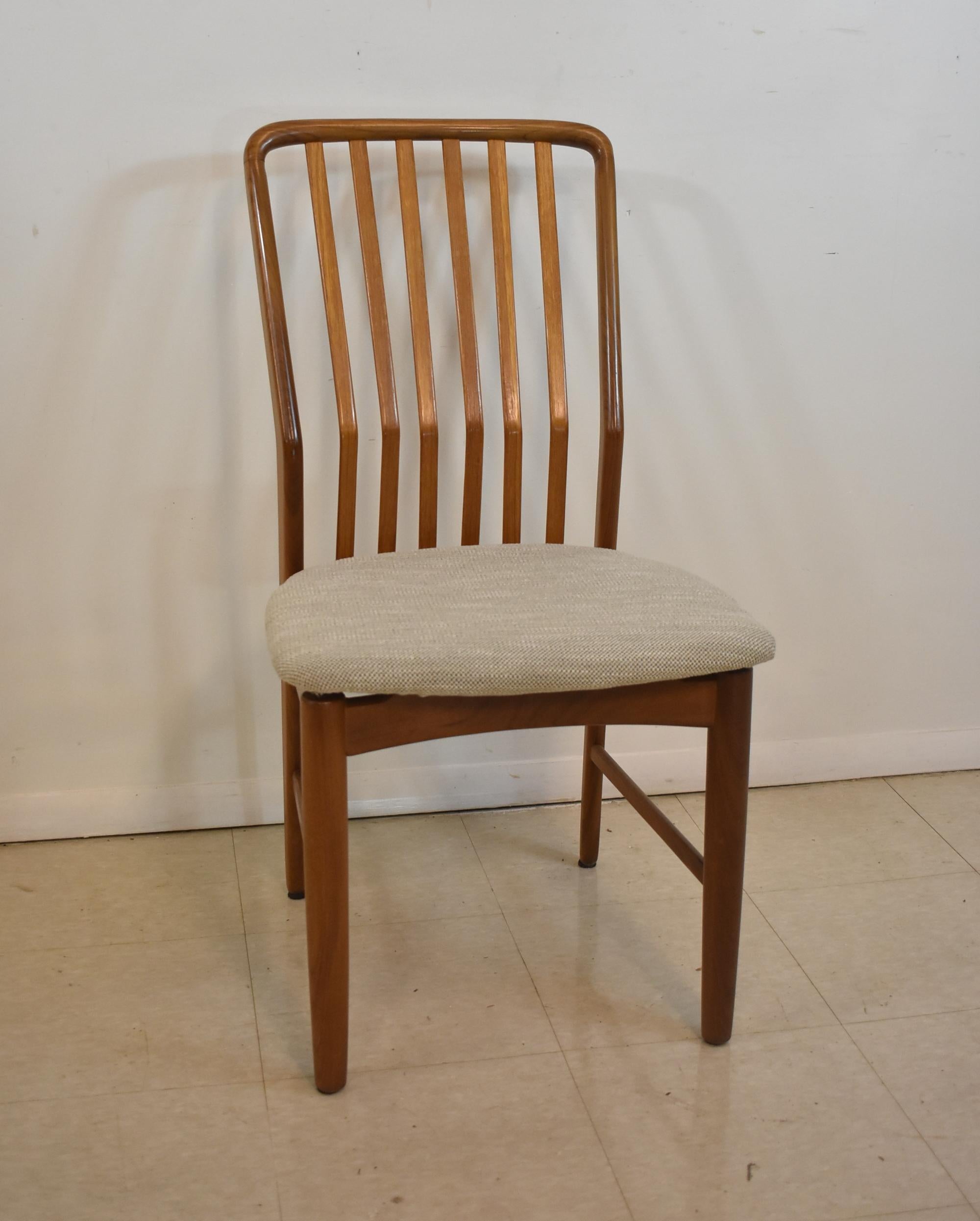 Ocho sillas de comedor danesas de teca de Svend Madsen para Moreddi. Asientos flotantes desmontables. Muy buen estado, alrededor de 1960. El sillón mide 24' de ancho x 23