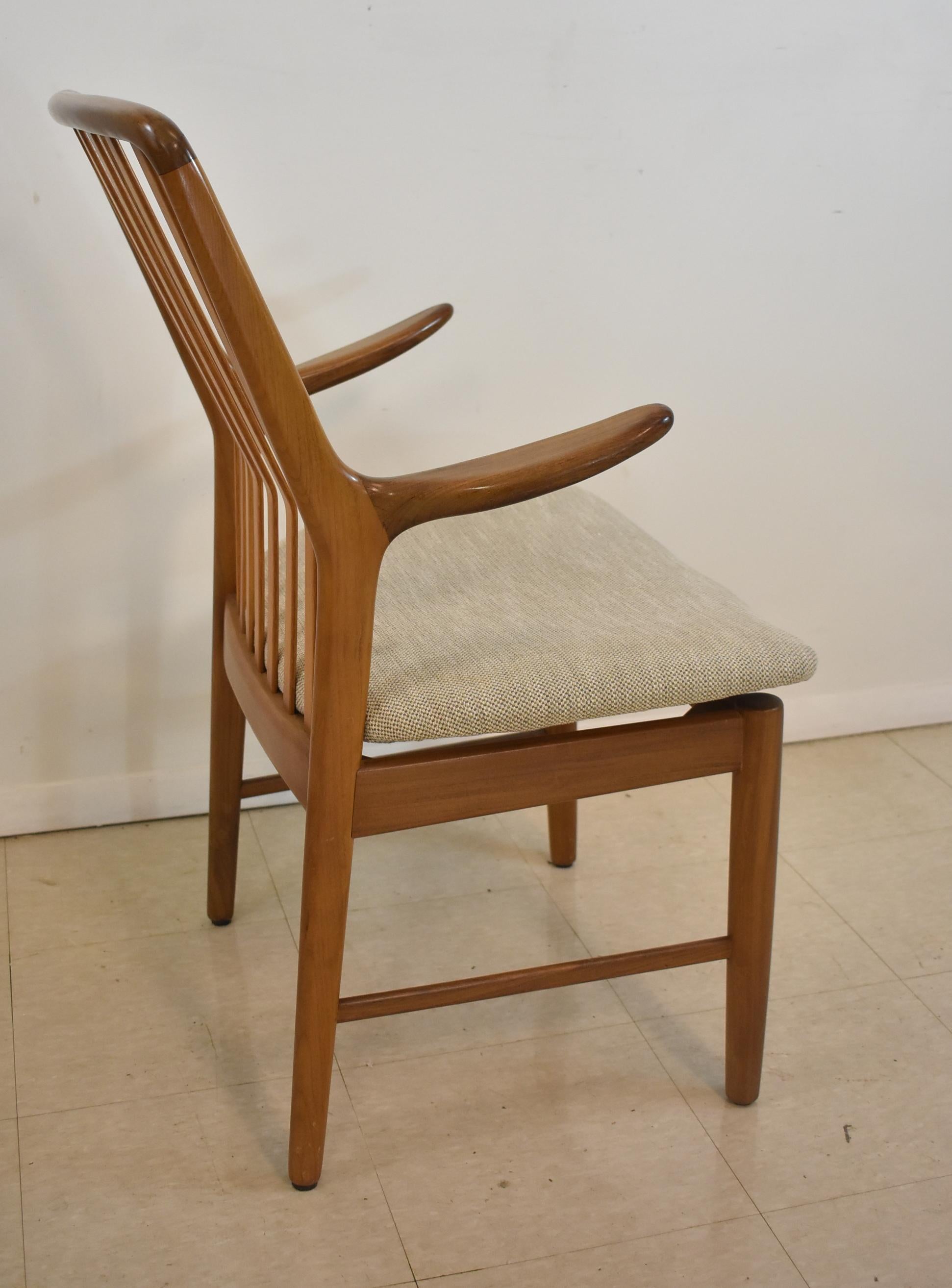 Conjunto de ocho sillas de comedor danesas de teca Svend Madsen para Moreddi mediados del siglo XX en venta