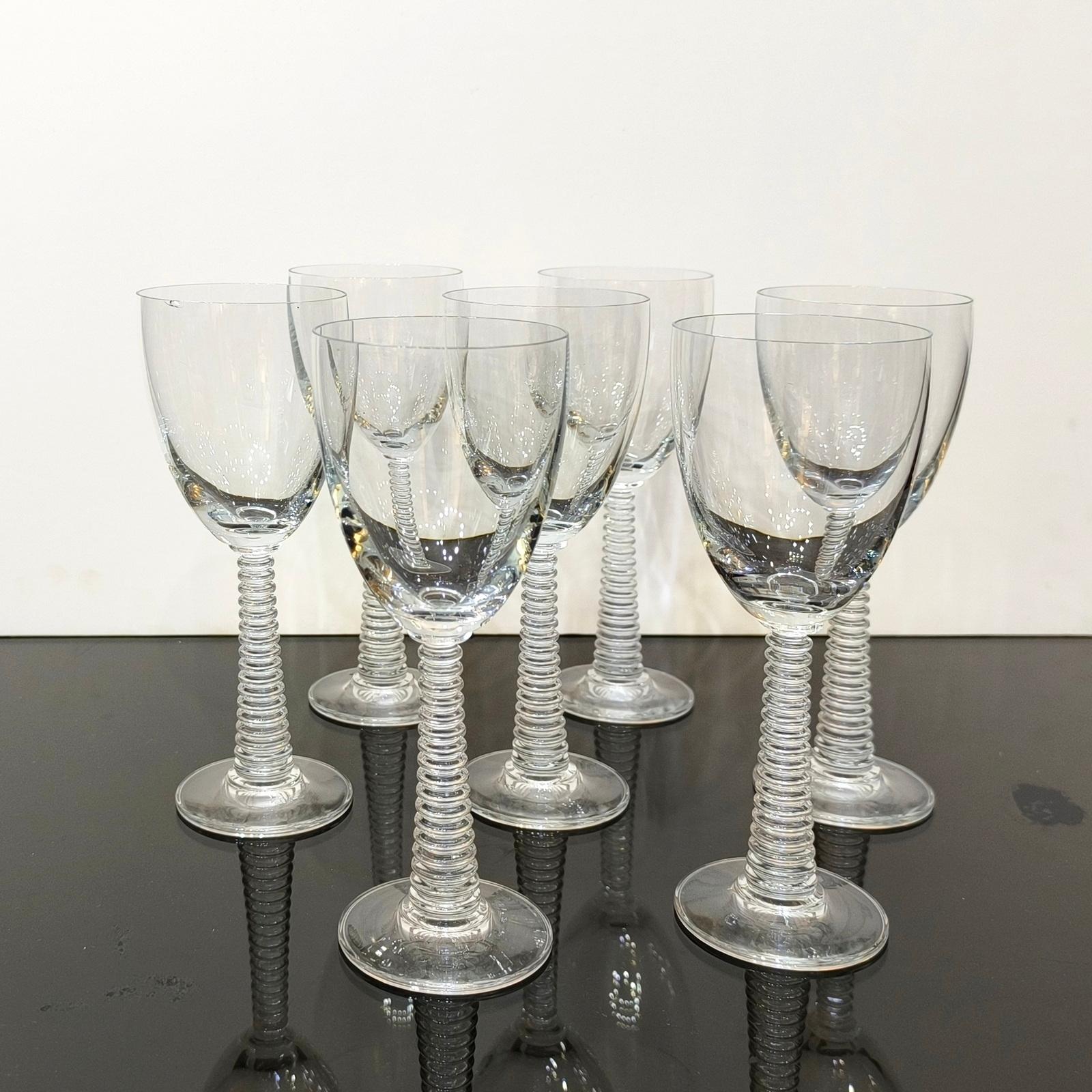 Ein Set von sechs Weingläsern mit Stiel.
Exquisite Form des Stiels und sehr angenehm zu halten.
Höhe 19.5 cm
Obwohl auf den Fotos sieben Gläser erscheinen, hat eines von ihnen einen winzigen Chip am Rand, so dass wir sie als 