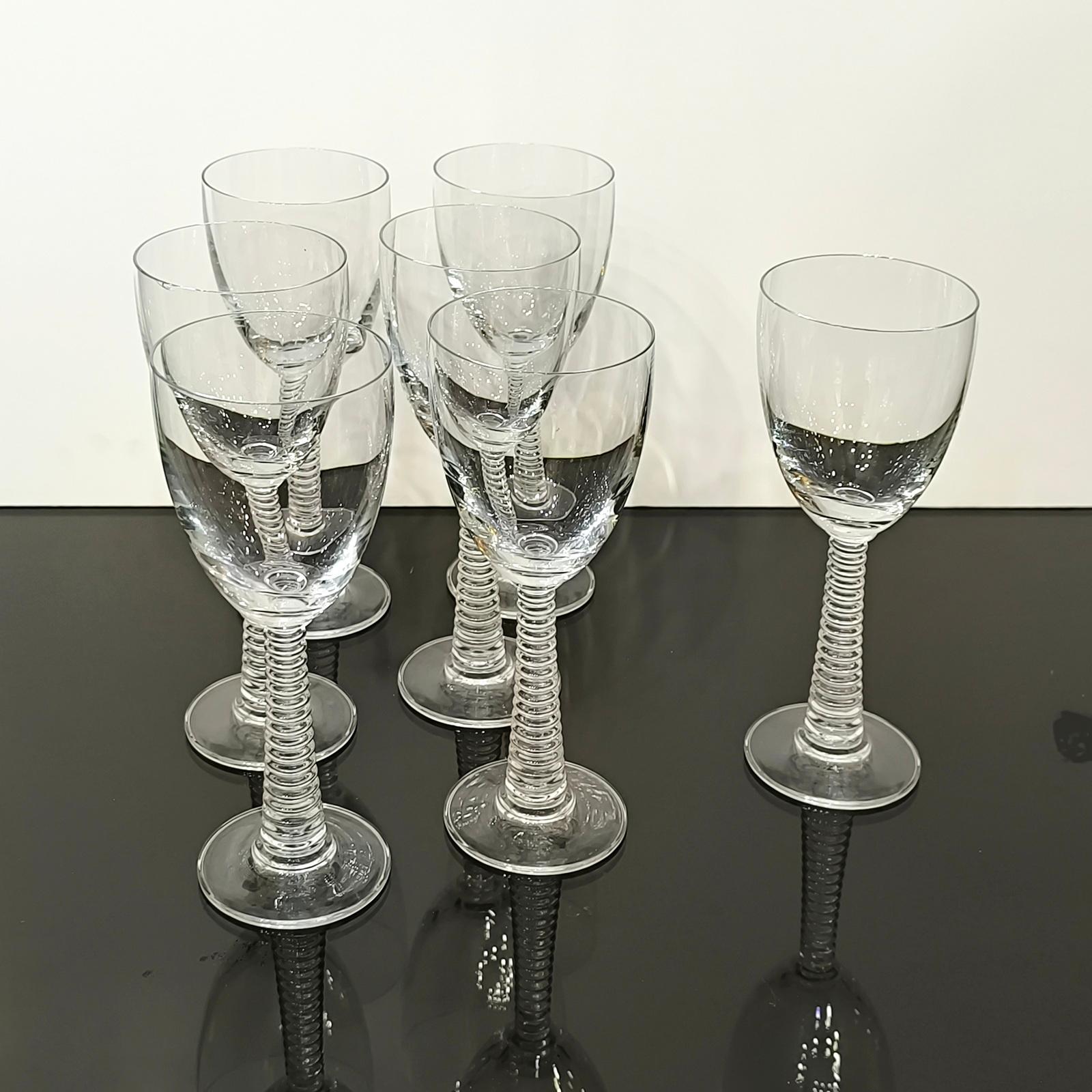 Set von sechs gewölbten Weingläsern (Kristall) im Angebot