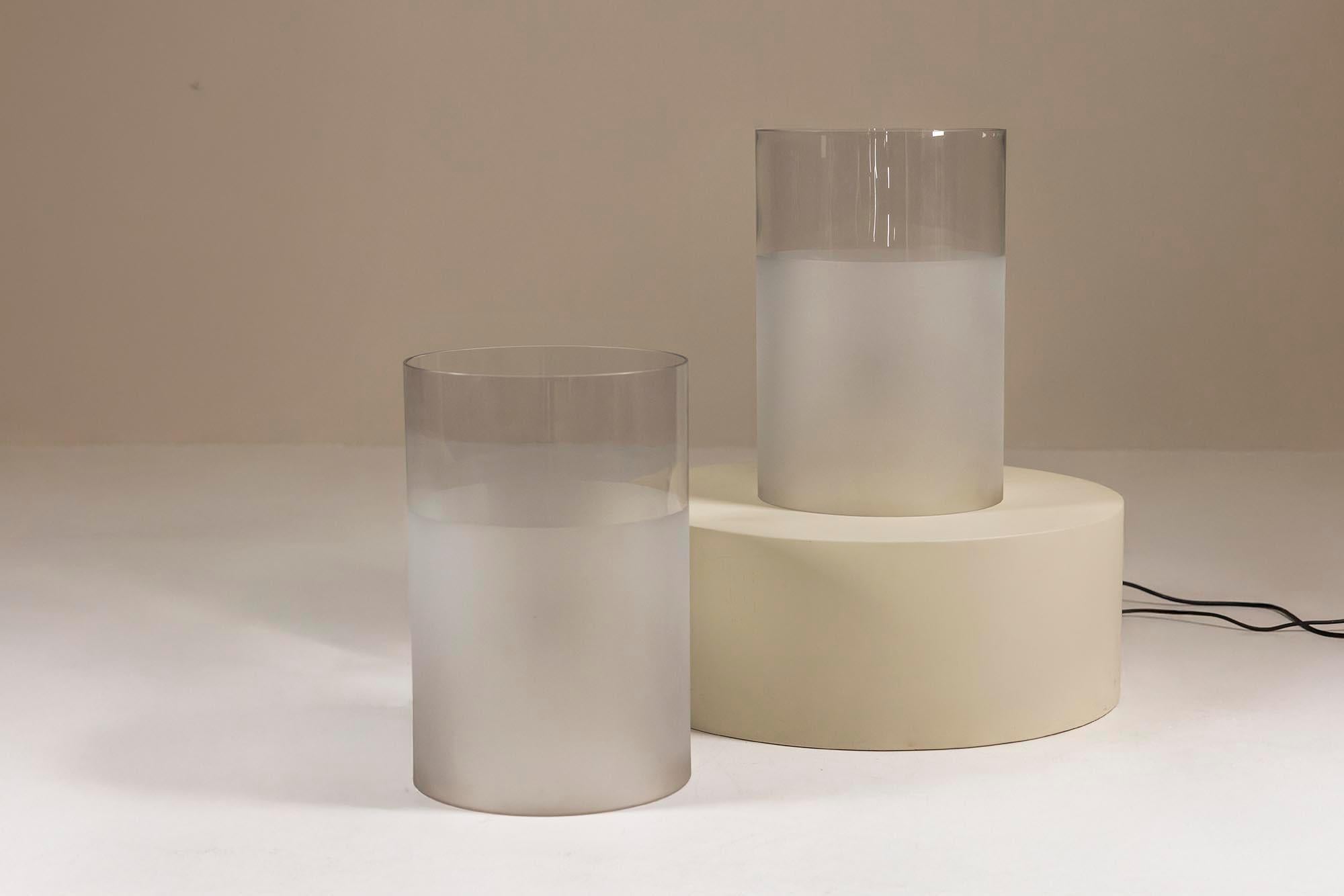A subtle glow and refined geometry come together in this set of two “Fatua” table lamps by Guido Rosati for Fontana Arte. Designed in the 1970s, these lamps quietly express the Italian approach to sculptural lighting—pared down but never