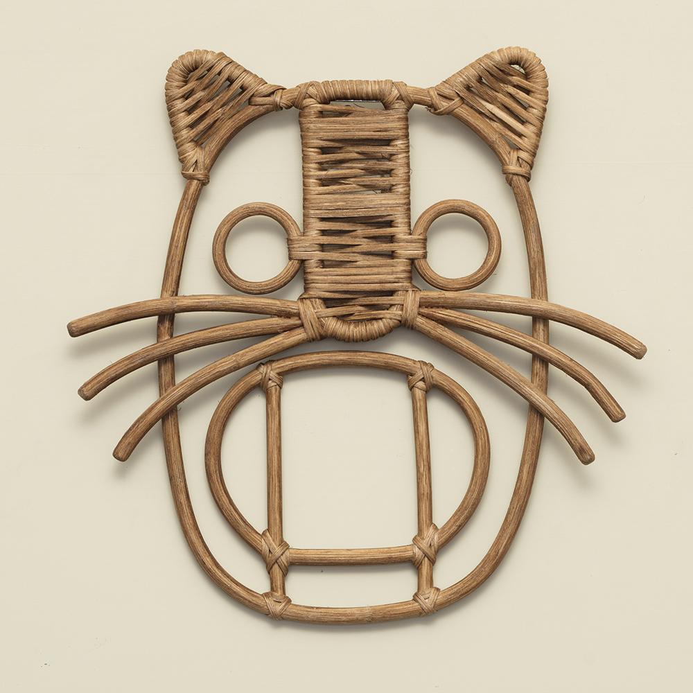 Fauna is a collection of masks inspired by Mexican animals. At its launch we present El Mono Araña, El Ocelote and El Tapir, all threatened by human activity in their natural environment.