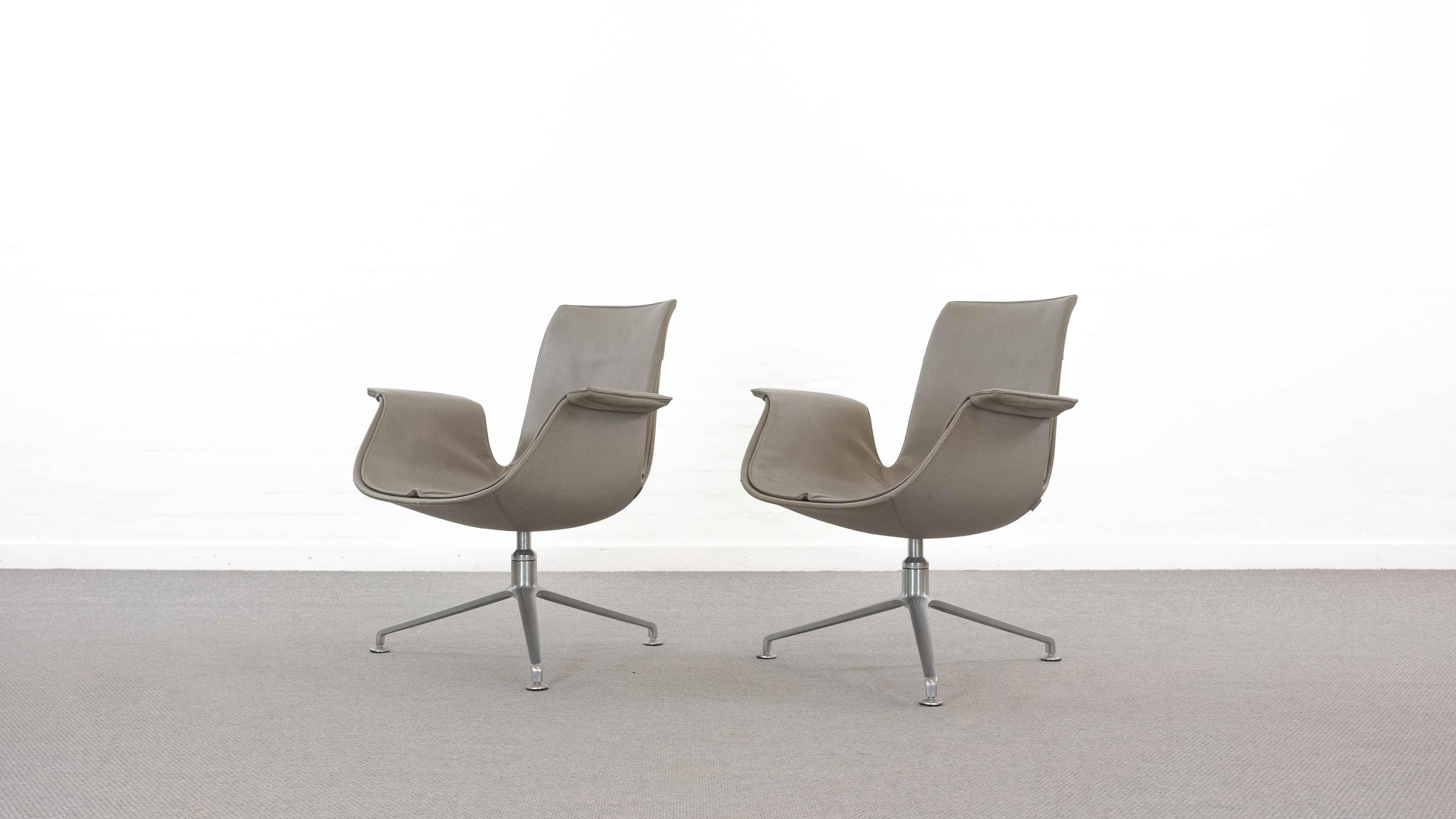 Set (2) FK lounge chairs, designed end of the 60s by the scandinavian designerduo Preben Fabricius und Jorgen Kastholm. So called Bird Chair or Tulip Chair. Manufactured by Walter Knoll. The swivel chairs are upholstered in its grey leather and rest