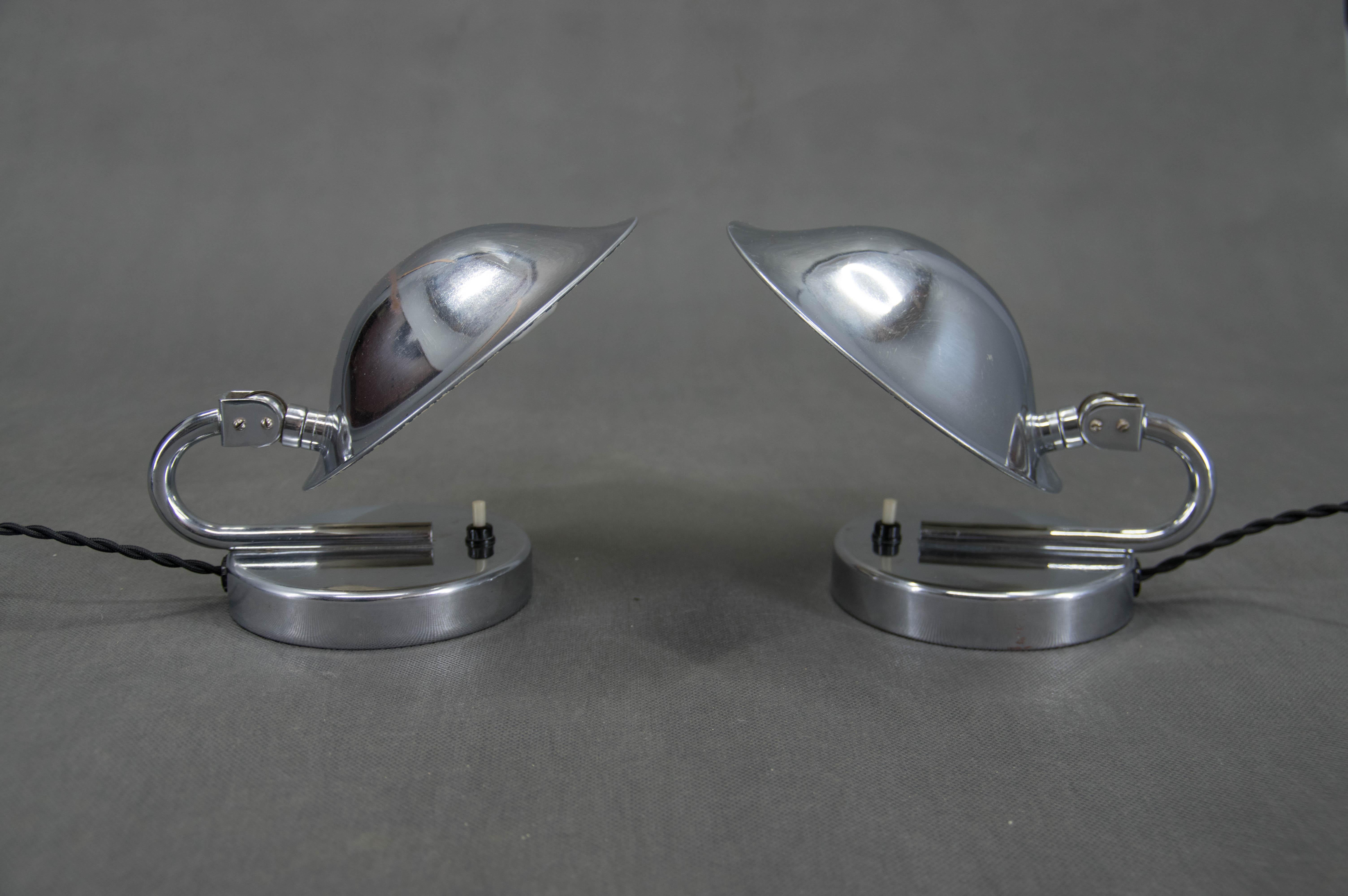 Set of two Functionalist/Bauhaus table or bedside lamps made by Napako in Czechoslovakia in 1930s. Adjustable shade.
Cleaned, rewired: 1x25W, E25-E27 bulbs
US plug adapter included