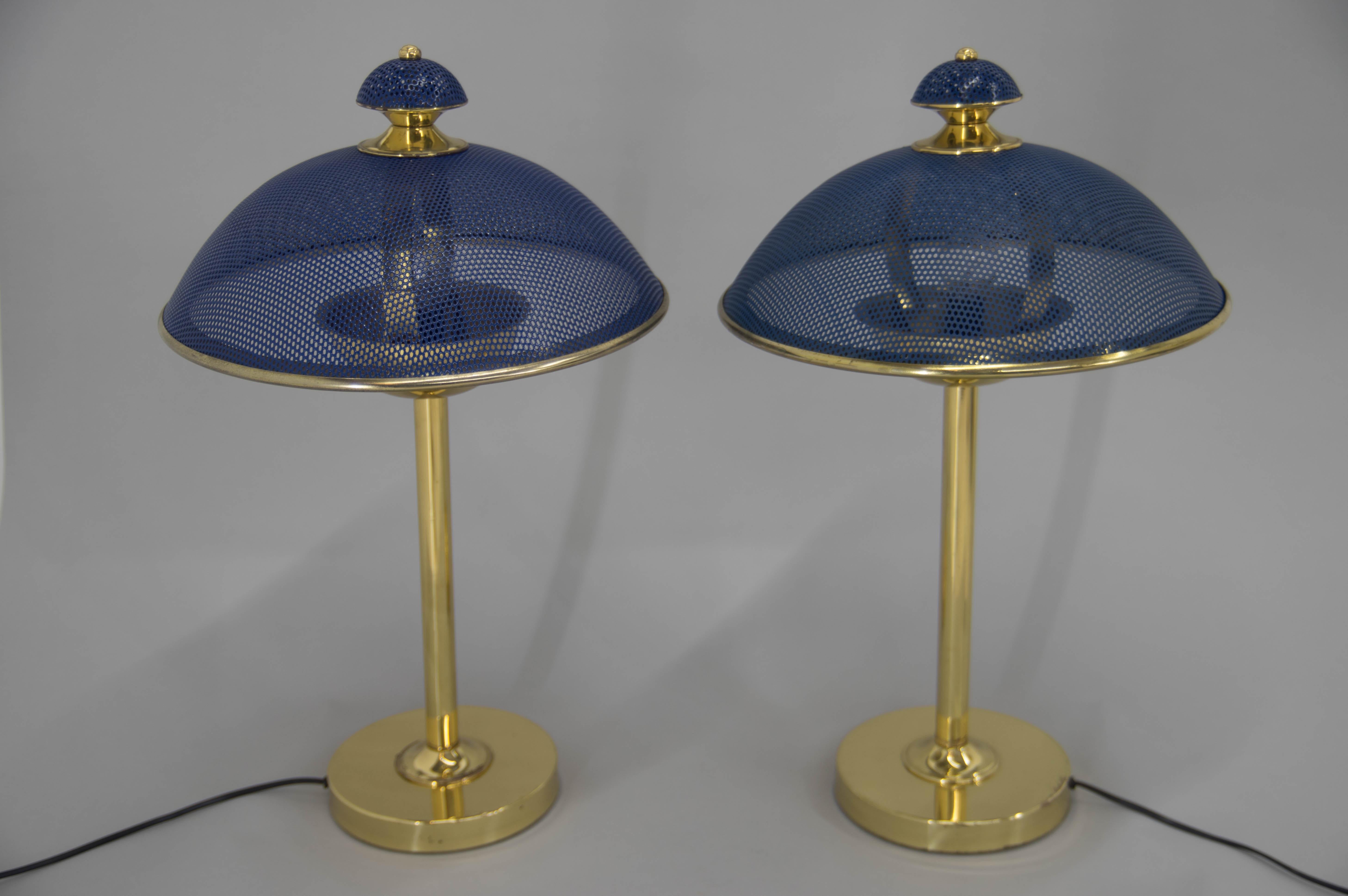 Two table lamps made of brass and blue lacquered metal.
Very good original condition.
Rewired: 1x40W, E12-E14 bulb
US plug adapter included.
 