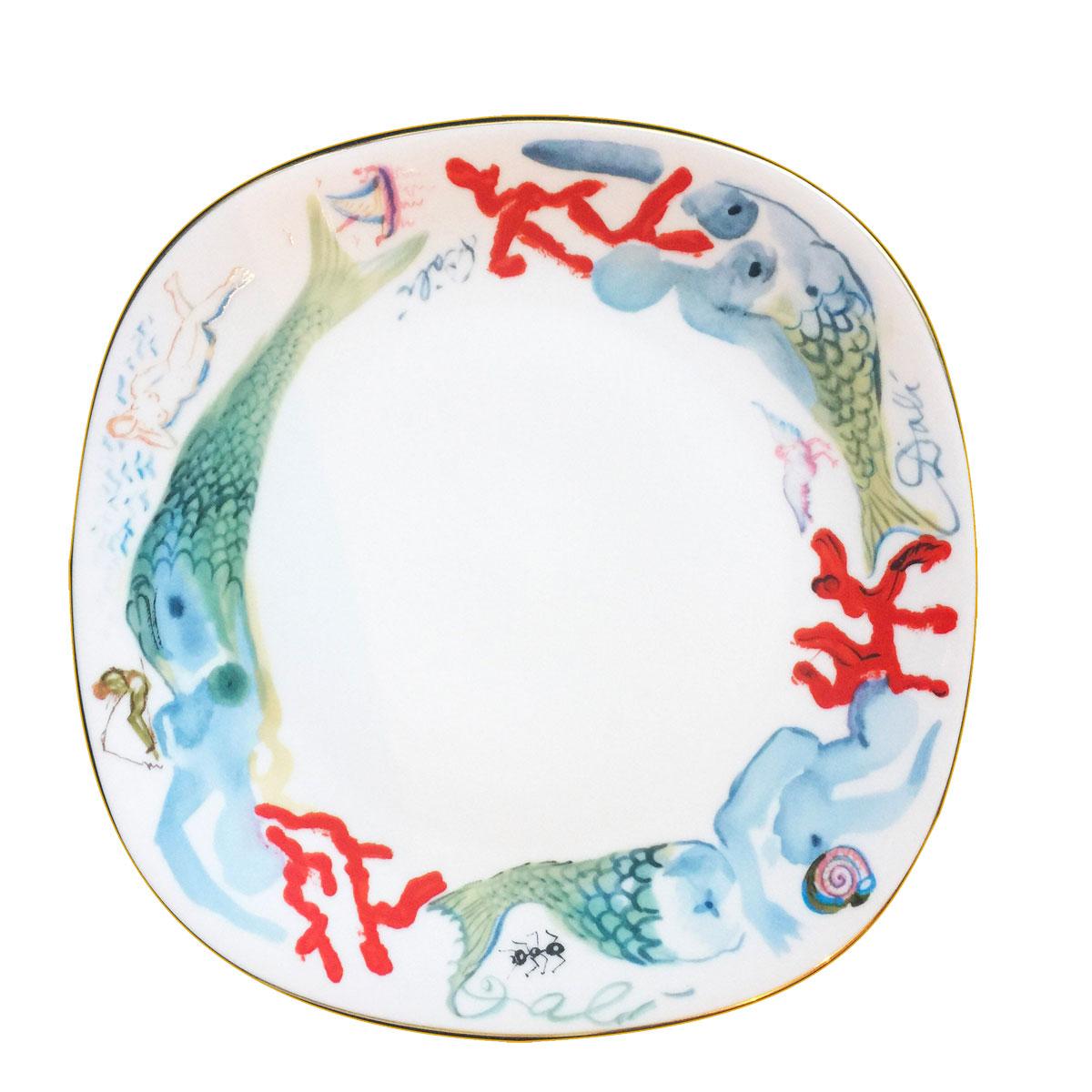 Ce service en porcelaine a été créé par Salvador Dalí (1904-1989), un artiste très talentueux et l'un des peintres surréalistes les plus célèbres au monde. 
Porcelaine bavaroise de haute qualité avec bordure dorée, composé de 108 pièces, ce service