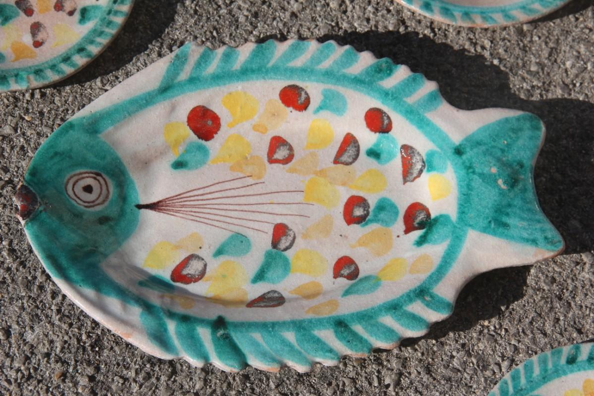 Set for fish in glazed ceramic Art Sicilian, 1960s Giovanni De Simone colored.
Measures: Diameter dishes cm.25.