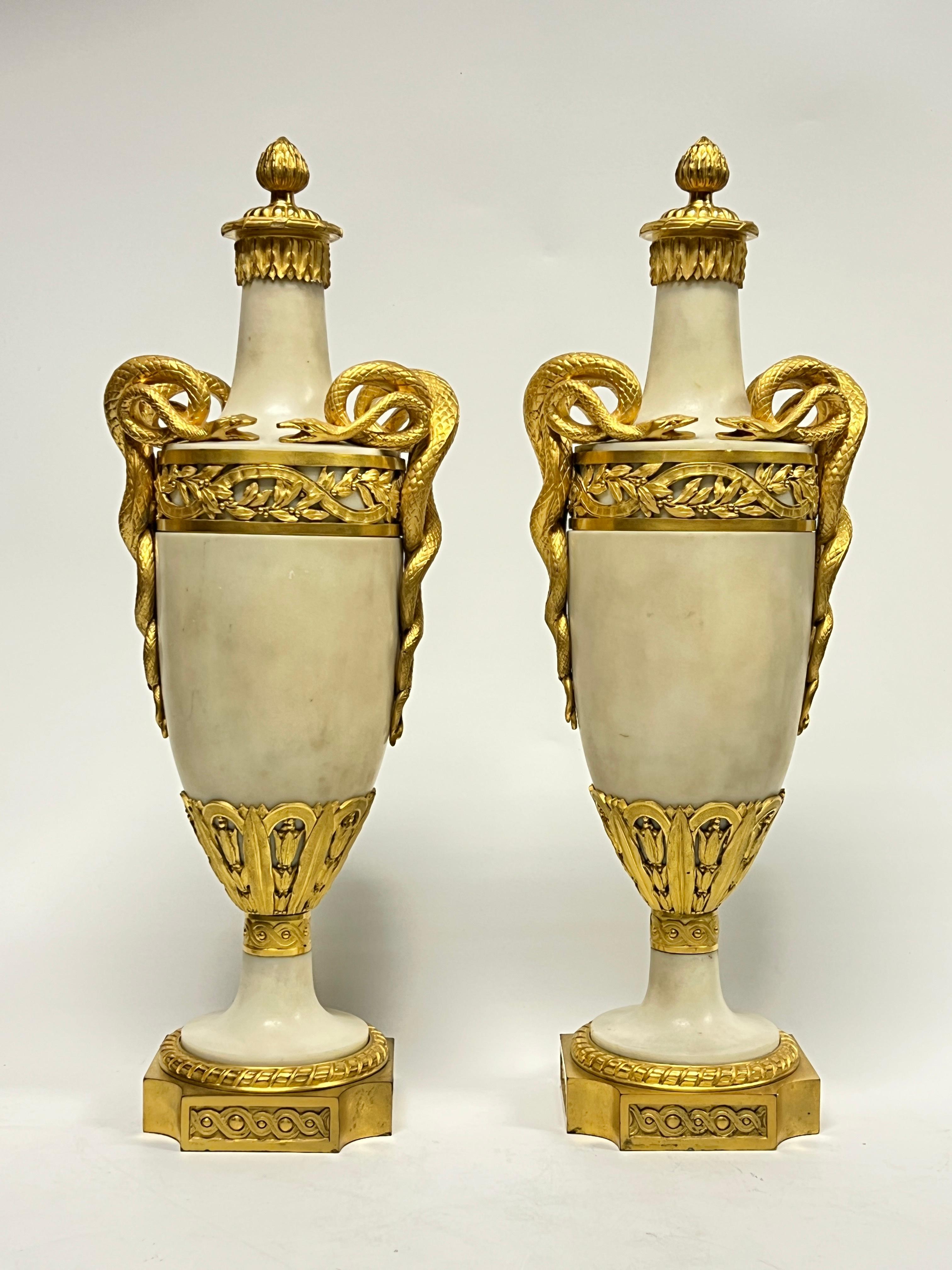 Ensemble de quatre (4) urnes / lampes de table de style Louis XVI en bronze doré et marbre blanc en vente 4
