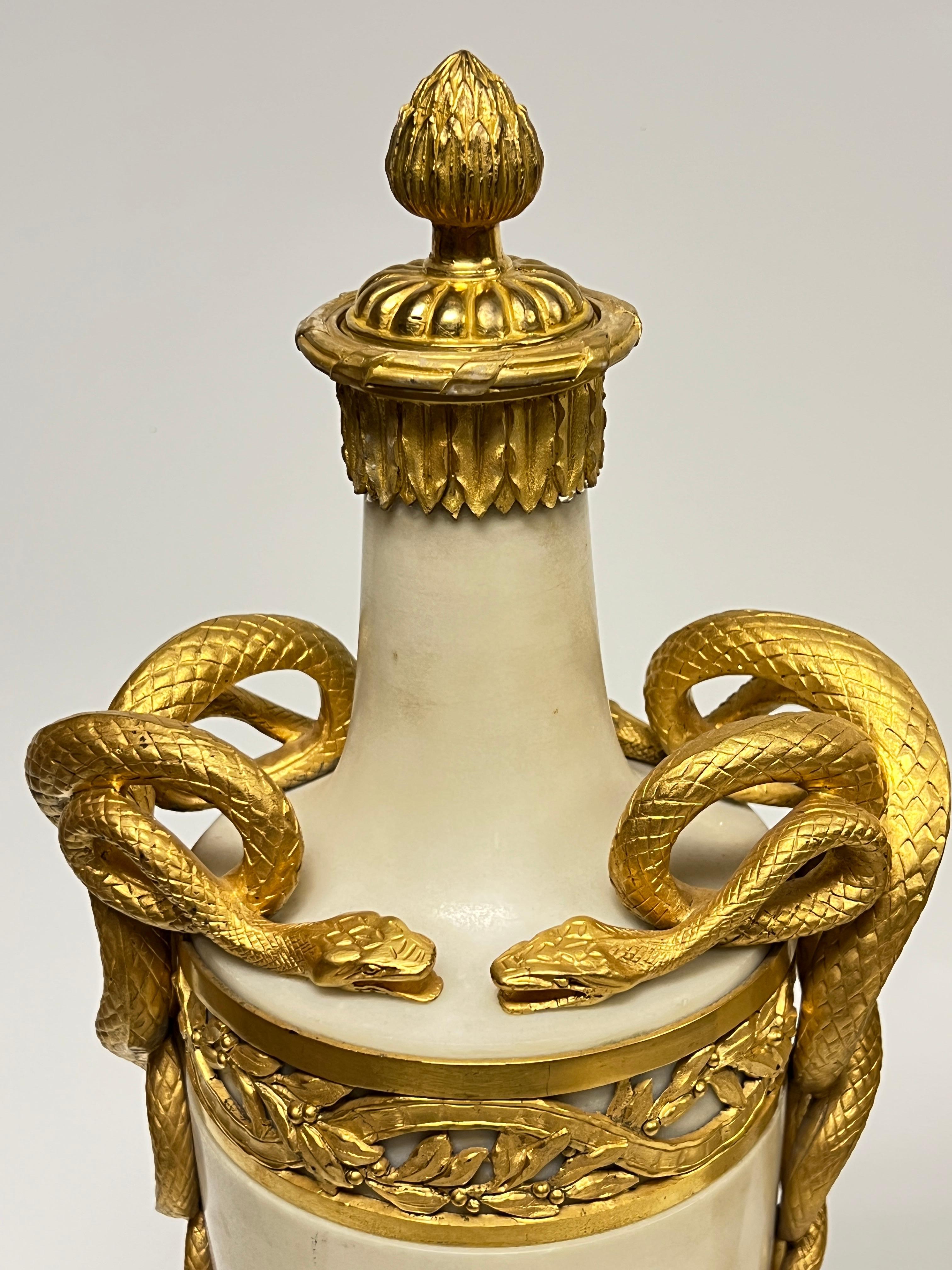 Ensemble de quatre (4) urnes / lampes de table de style Louis XVI en bronze doré et marbre blanc en vente 6