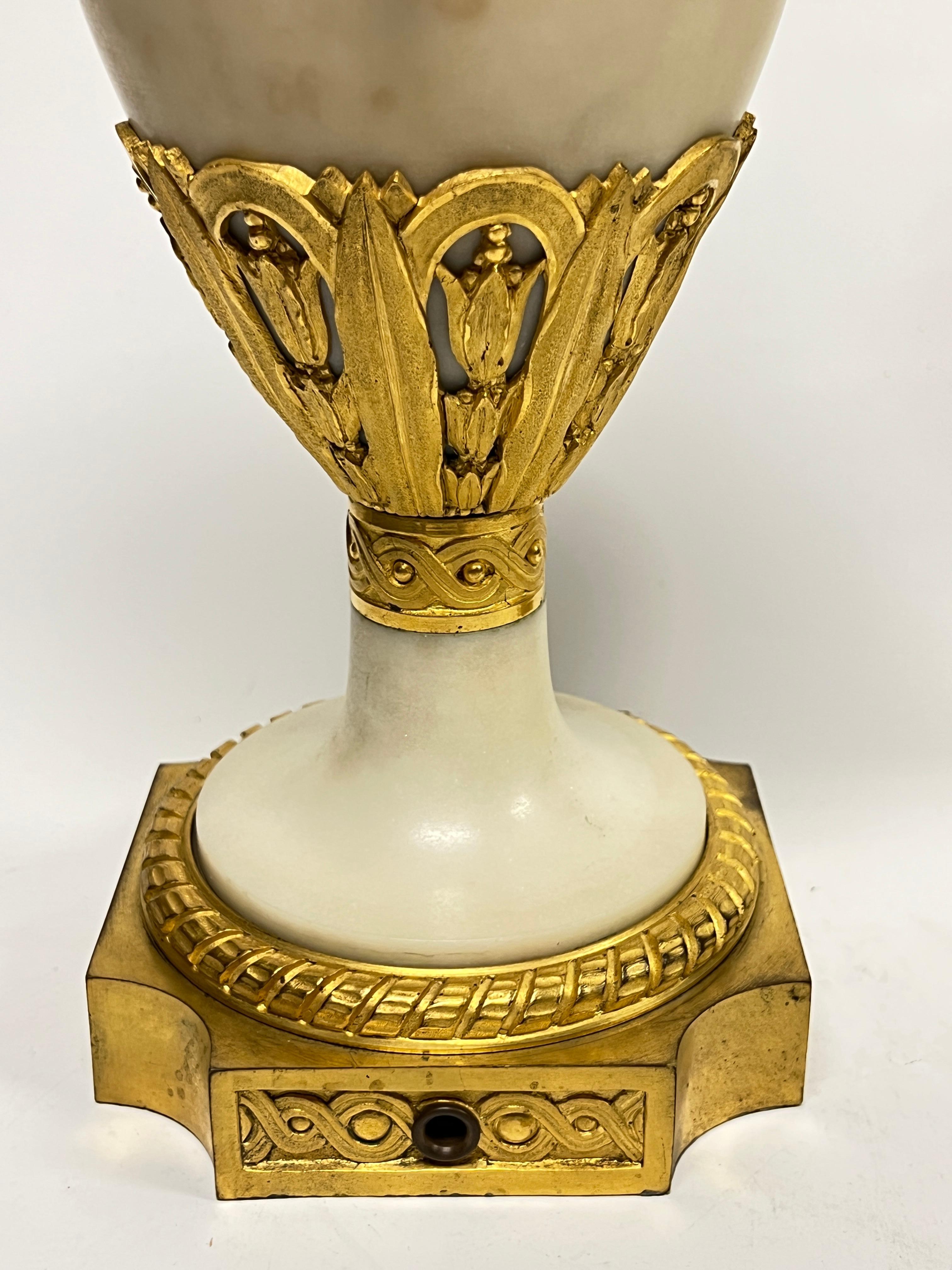 Ensemble de quatre (4) urnes / lampes de table de style Louis XVI en bronze doré et marbre blanc en vente 8