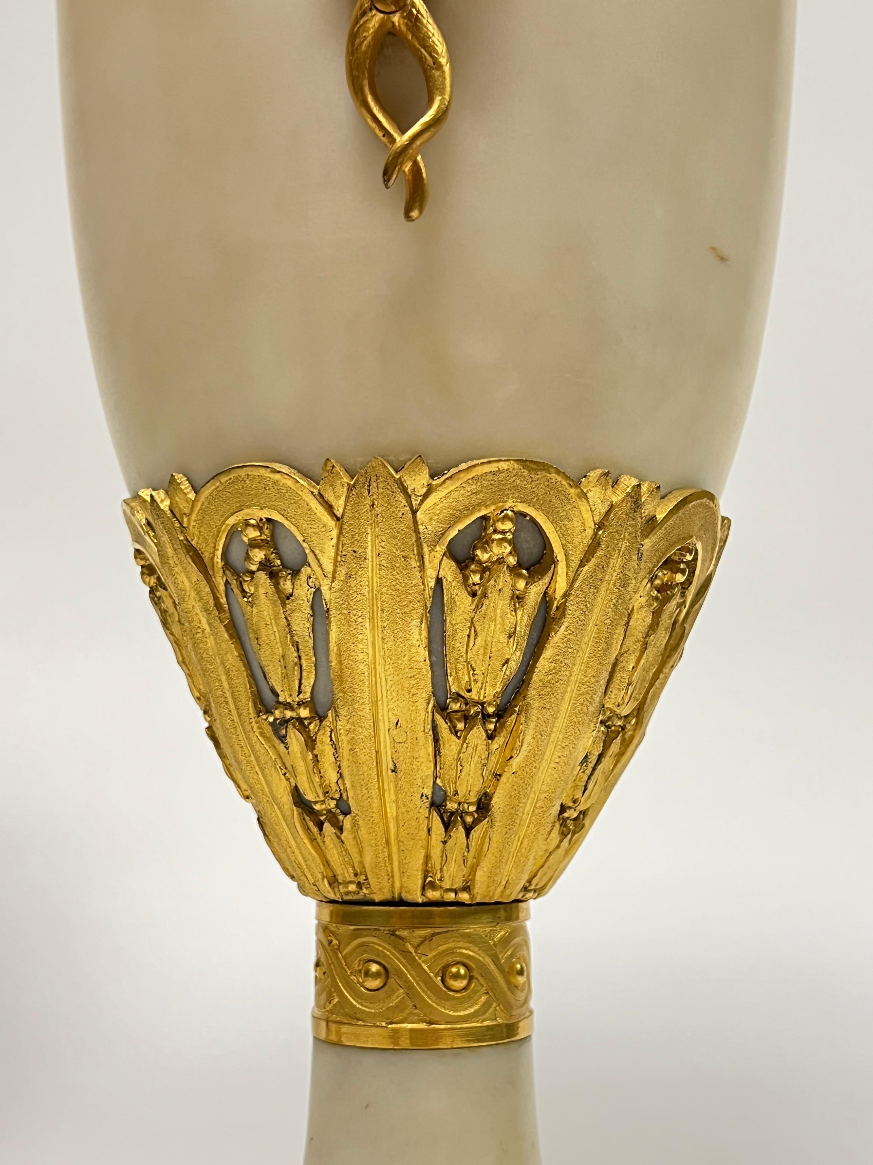 Ensemble de quatre (4) urnes / lampes de table de style Louis XVI en bronze doré et marbre blanc en vente 11