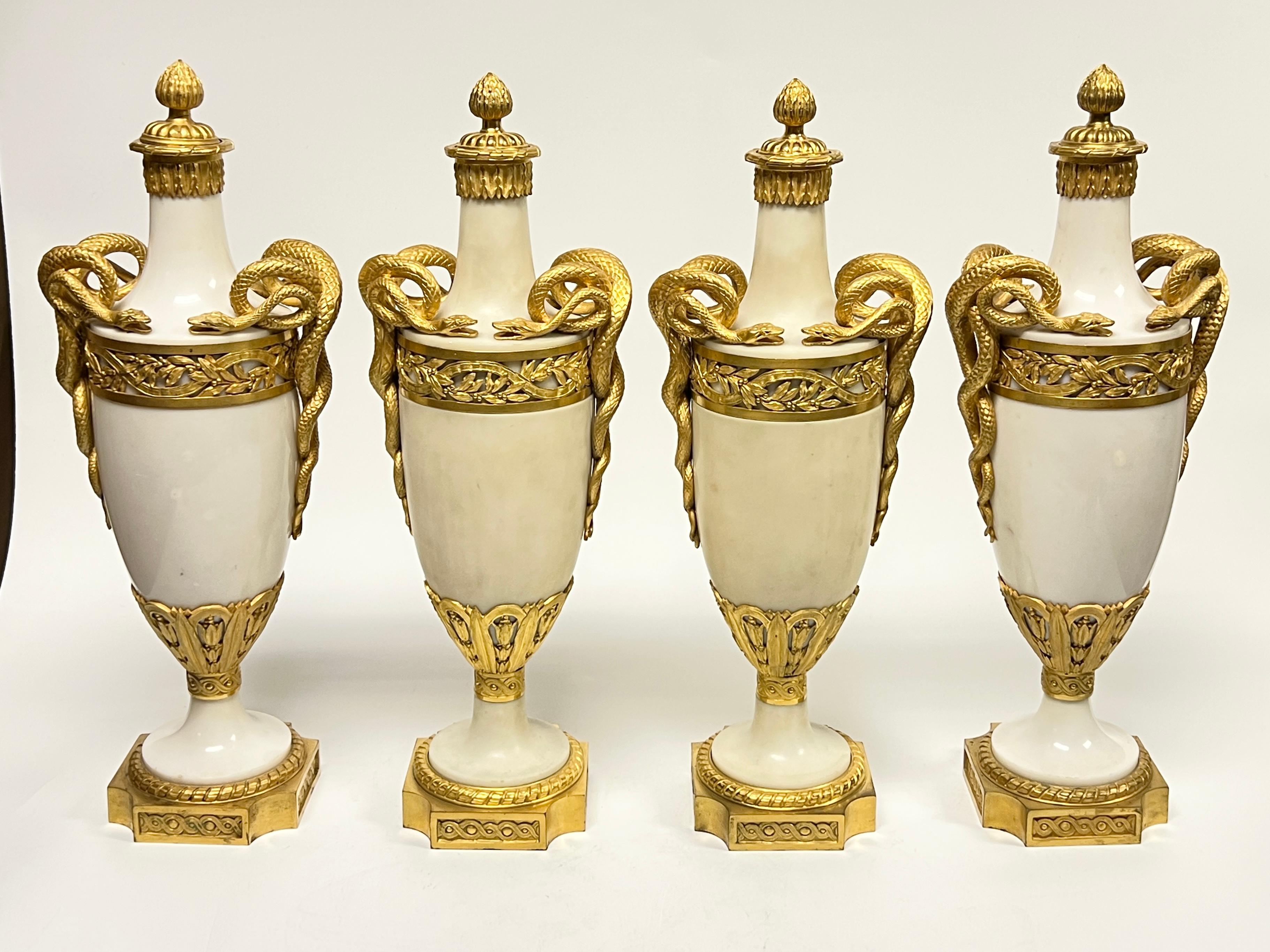 Deux paires assorties d'impressionnantes urnes en marbre blanc montées sur bronze doré, de style Louis XV français, d'une hauteur de 21 1/2 pouces, percées ultérieurement et dotées de ferrures en laiton pour accueillir des prises et des câbles,