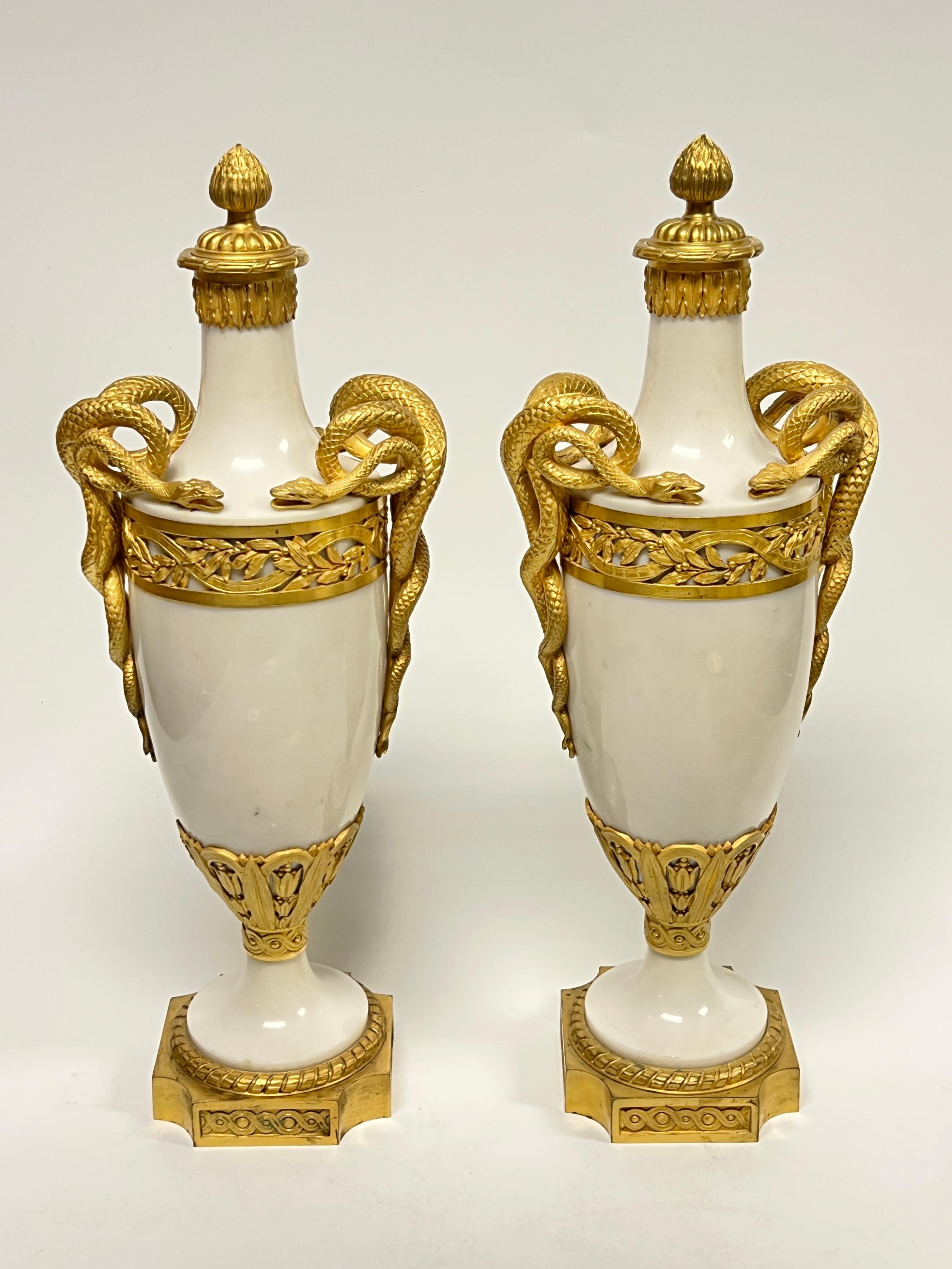 Français Ensemble de quatre (4) urnes / lampes de table de style Louis XVI en bronze doré et marbre blanc en vente
