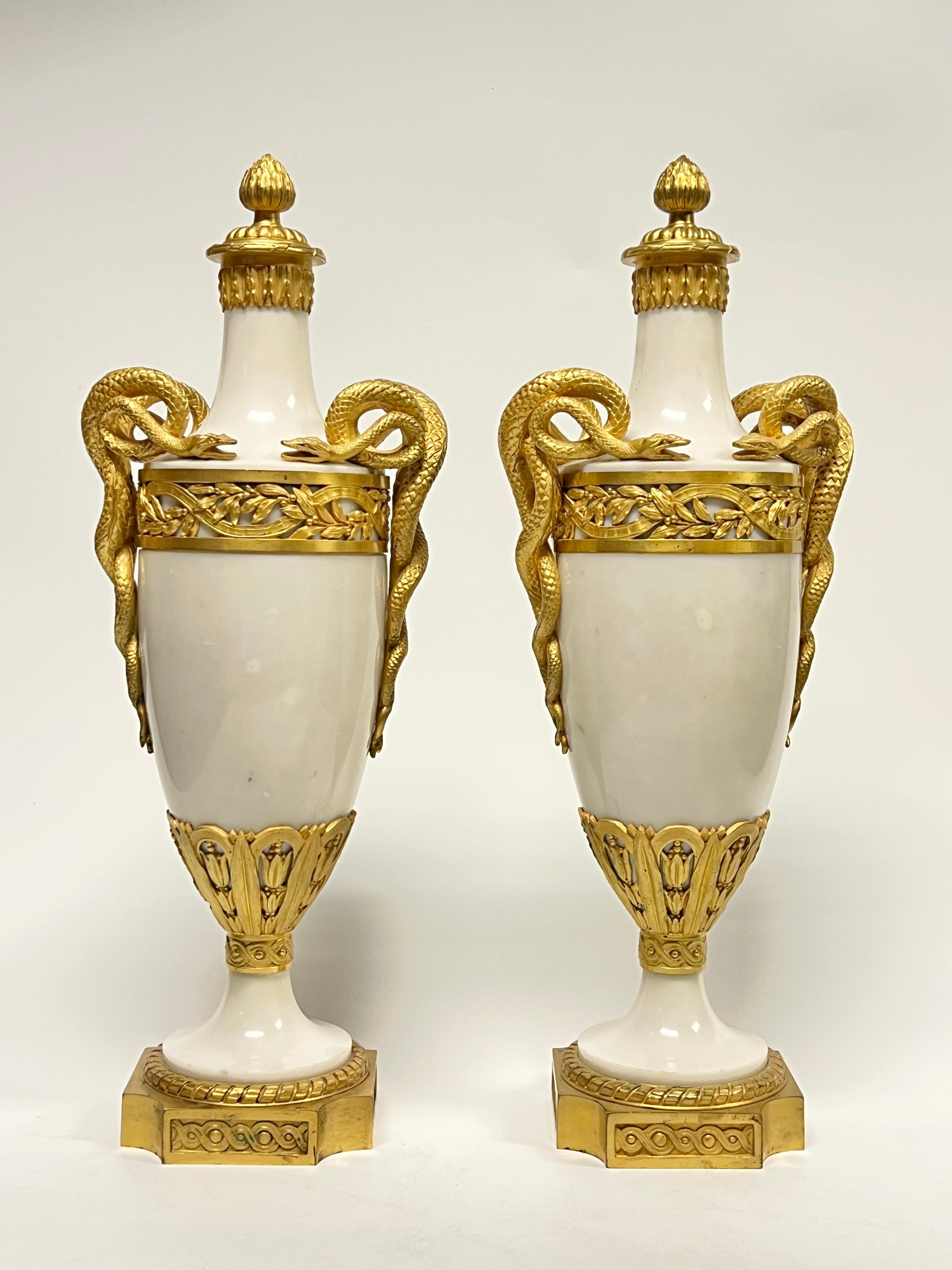 Doré Ensemble de quatre (4) urnes / lampes de table de style Louis XVI en bronze doré et marbre blanc en vente