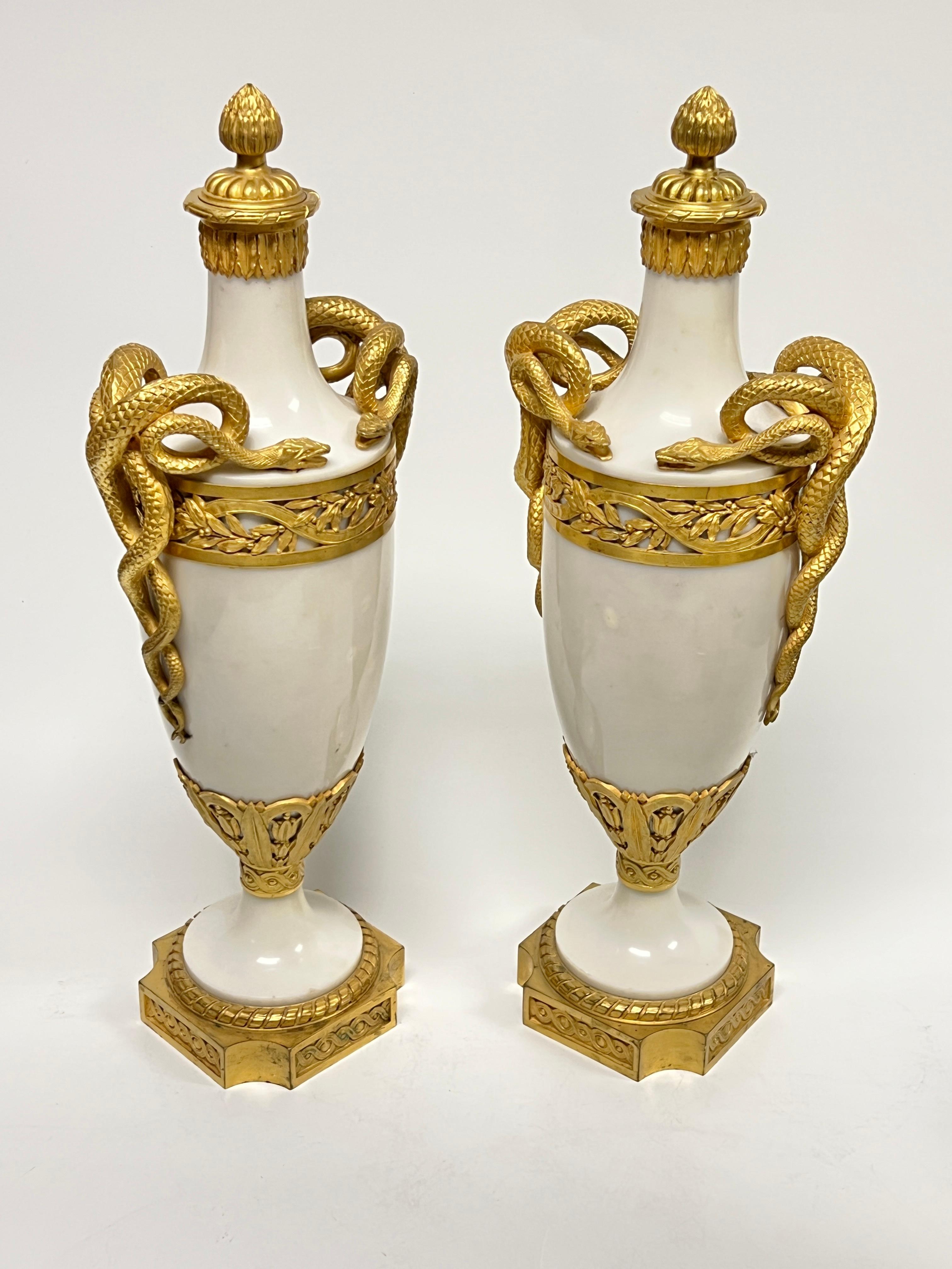 Ensemble de quatre (4) urnes / lampes de table de style Louis XVI en bronze doré et marbre blanc Bon état - En vente à New York, NY